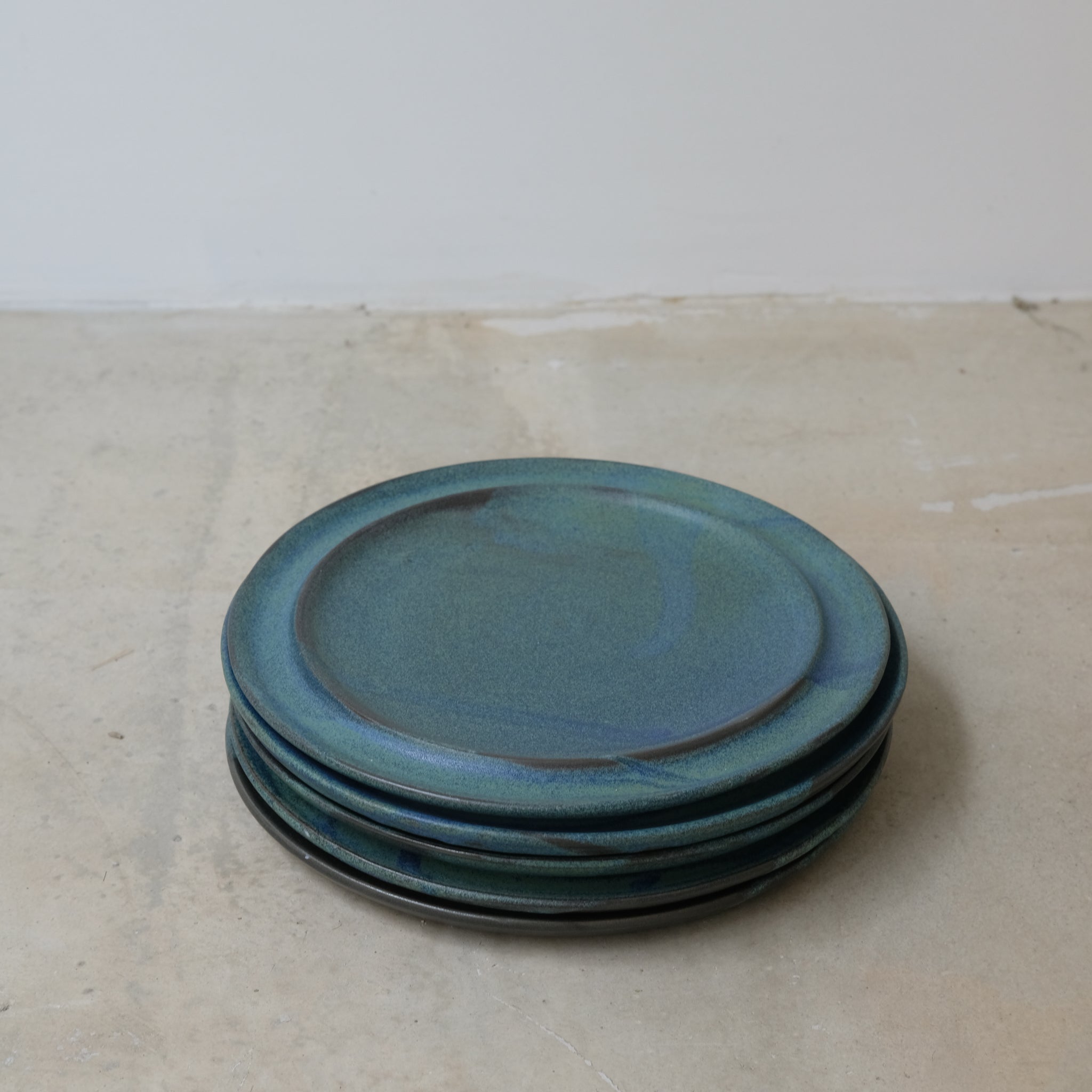 Assiette avec marli vert D 25cm - Hoji Ceramics chez Brutal Ceramics