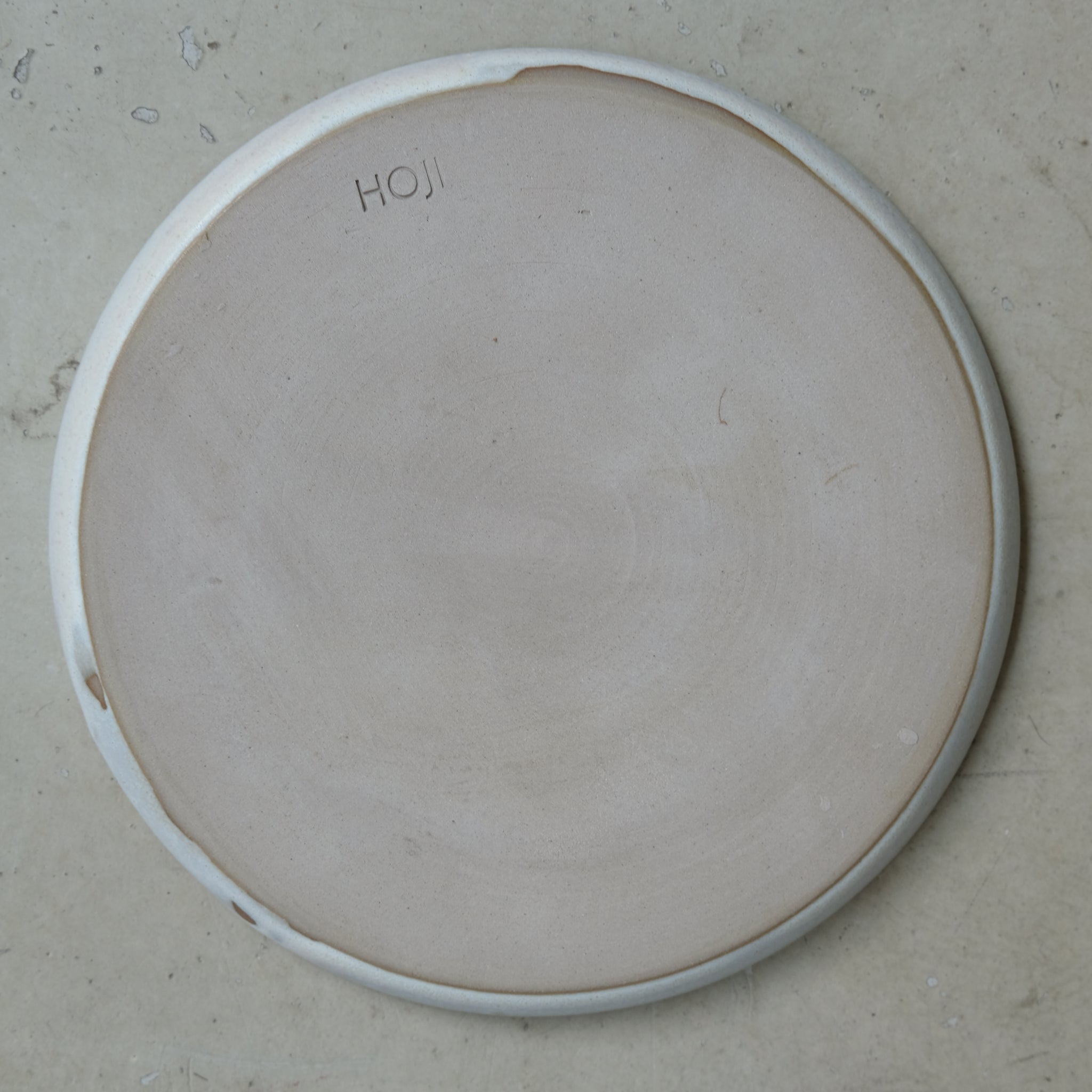 Assiette rose mat D 18cm - de Hoji Ceramics chez Brutal Ceramics
