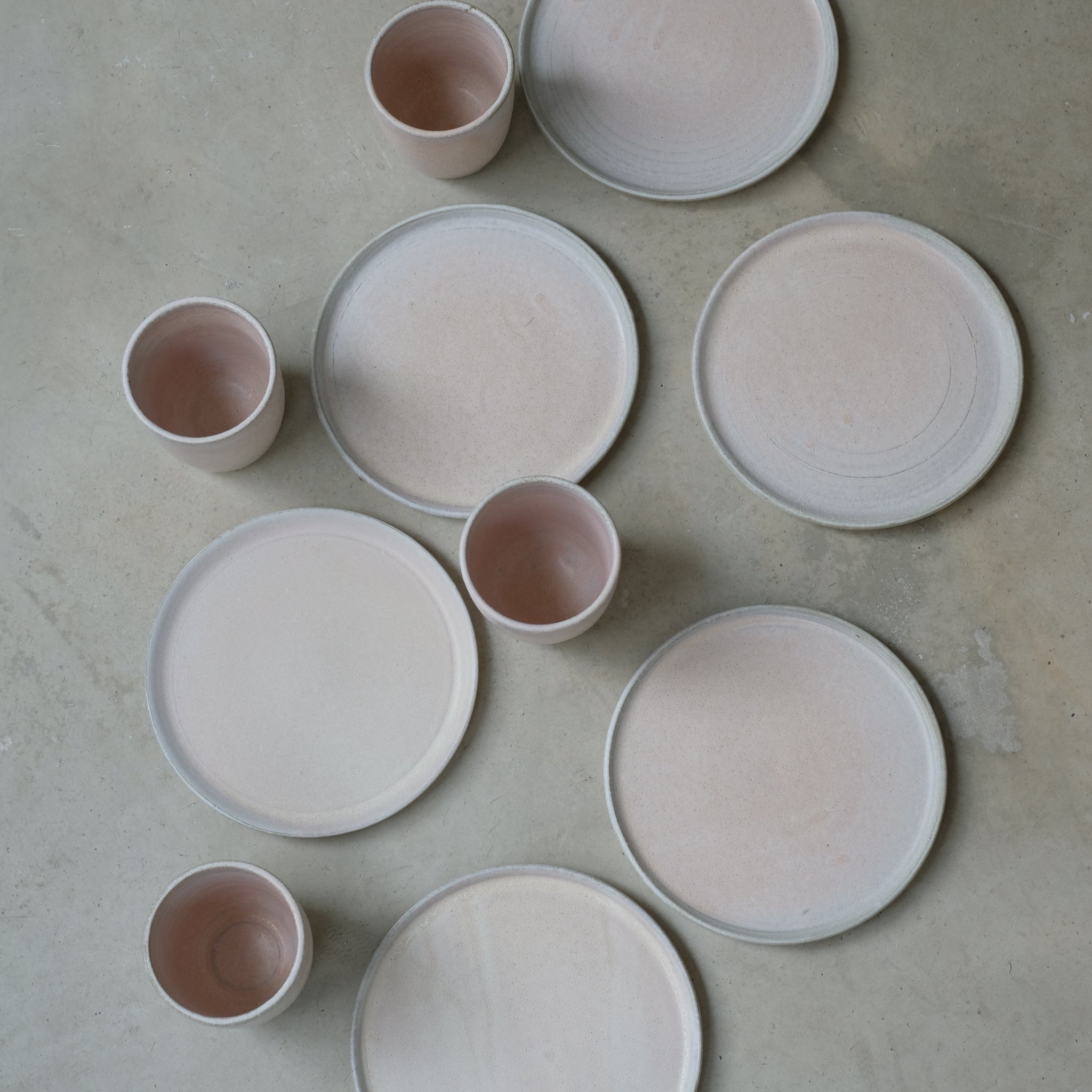 Assiette rose mat D 18cm - de Hoji Ceramics chez Brutal Ceramics