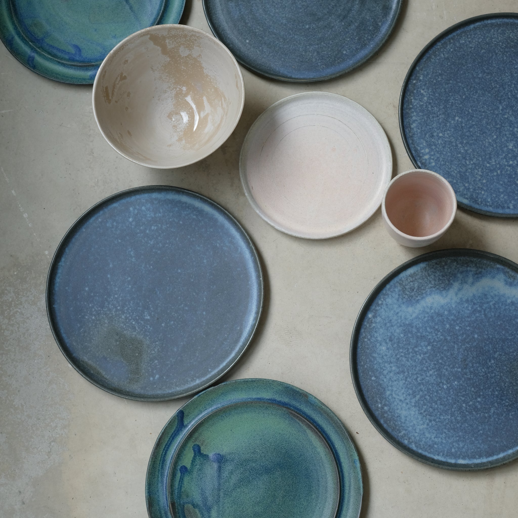 Assiette avec marli vert D 25cm - Hoji Ceramics chez Brutal Ceramics
