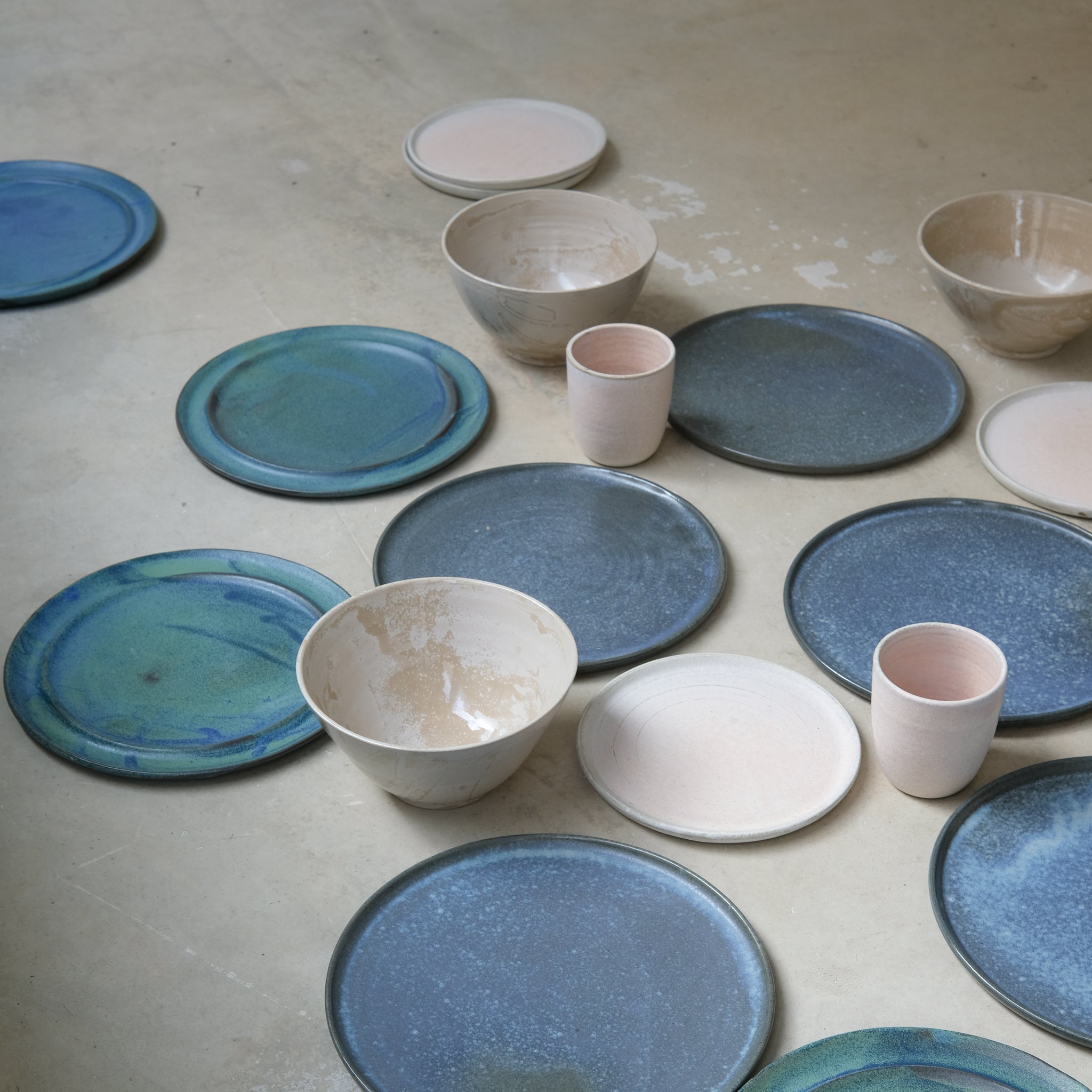 Assiette en grès gris D 25cm - Bleu nuit de Hoji Ceramics chez Brutal Ceramics