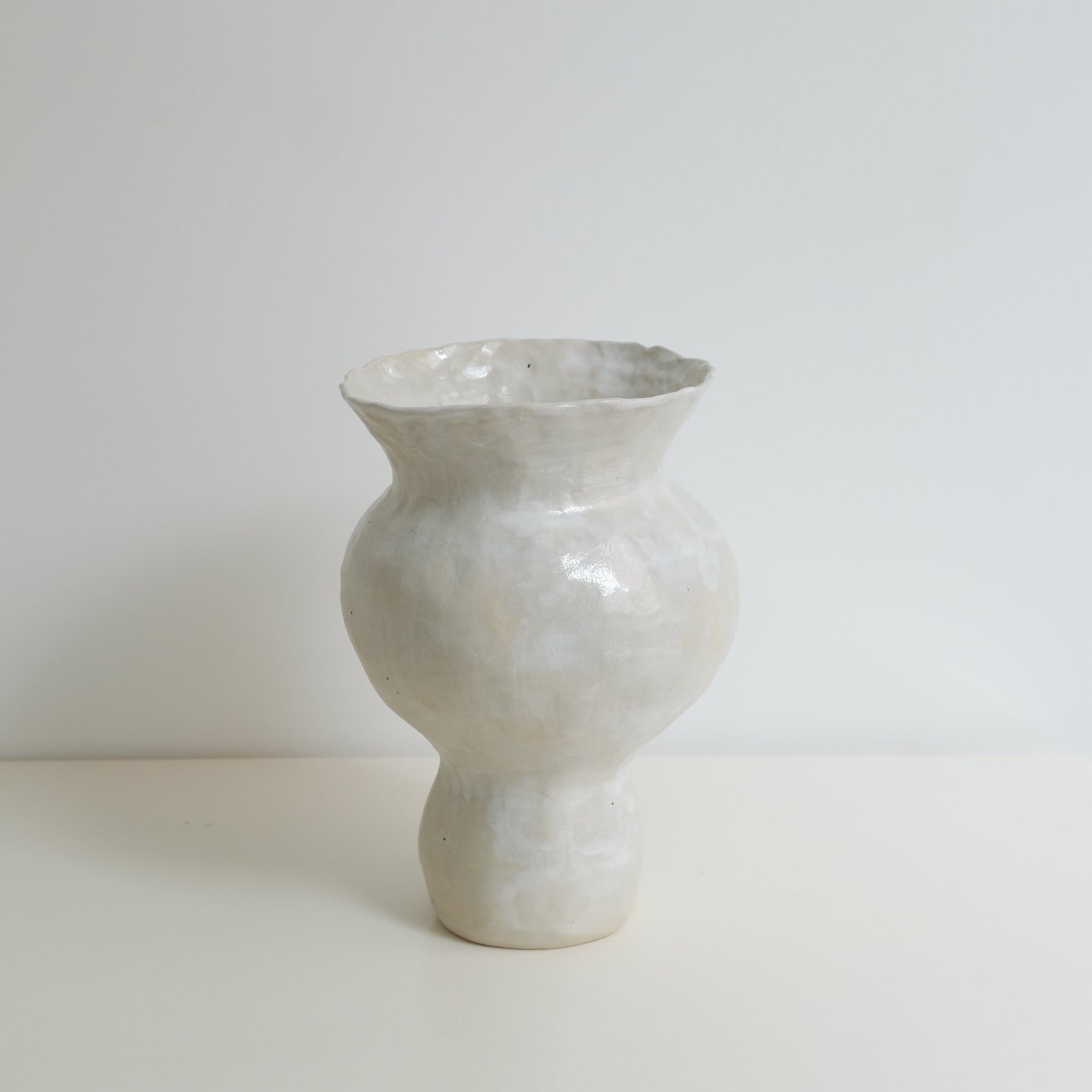 Vase en grès blanc H23cm perle brillant par Lucile Boudier chez Brutal Ceramics