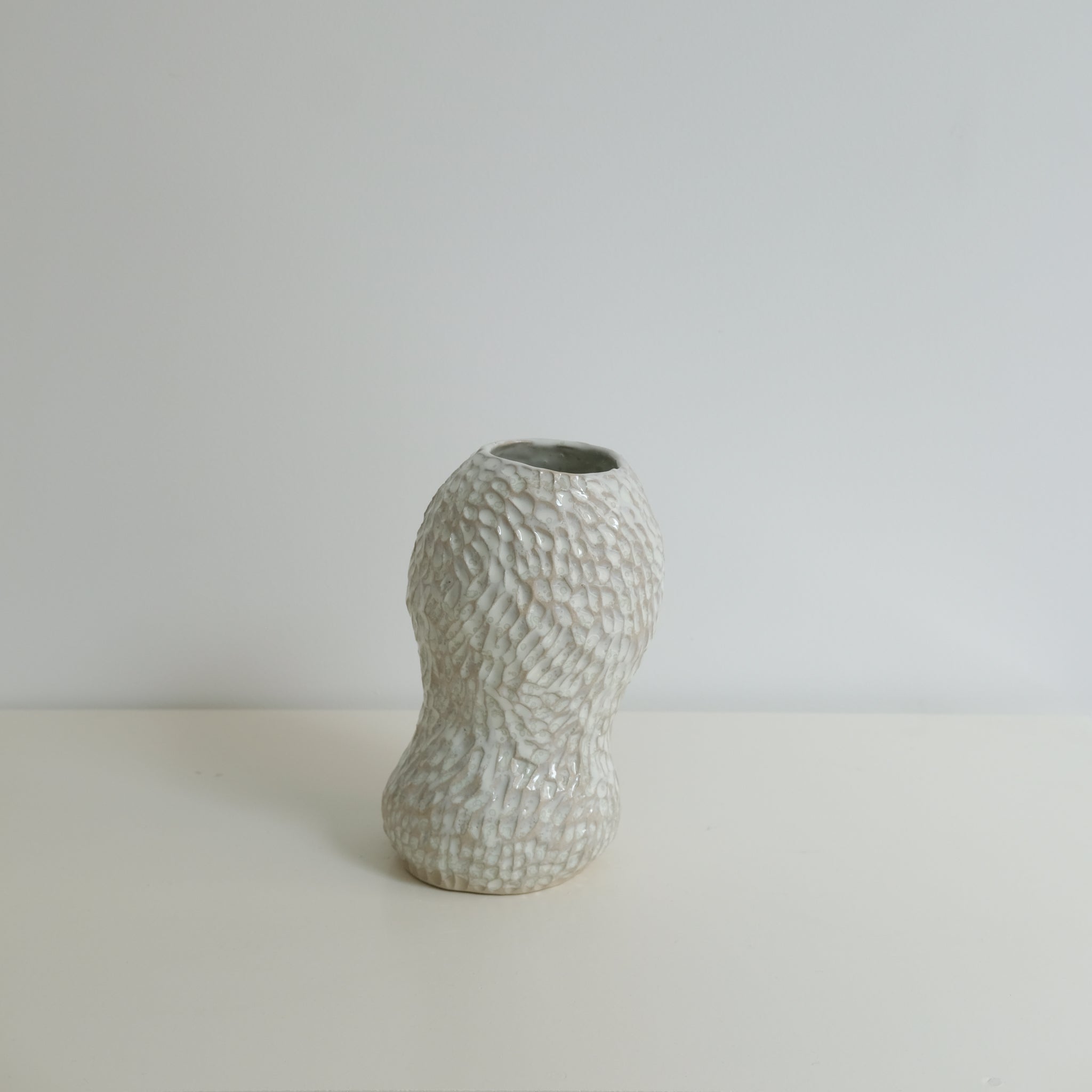 Vase en grès blanc H20cm blanc irisé par Lucile Boudier chez Brutal Ceramics