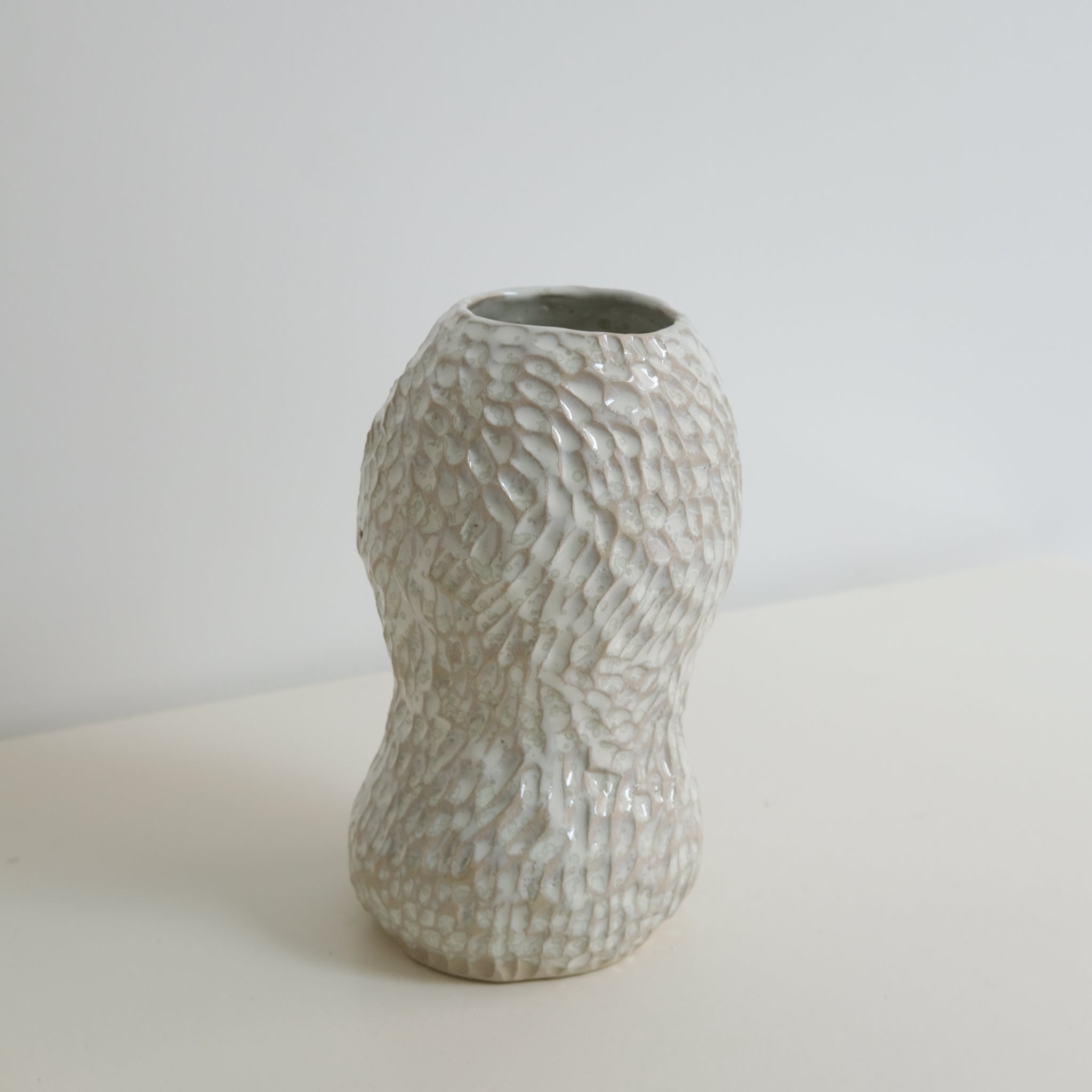 Vase en grès blanc H20cm blanc irisé par Lucile Boudier chez Brutal Ceramics