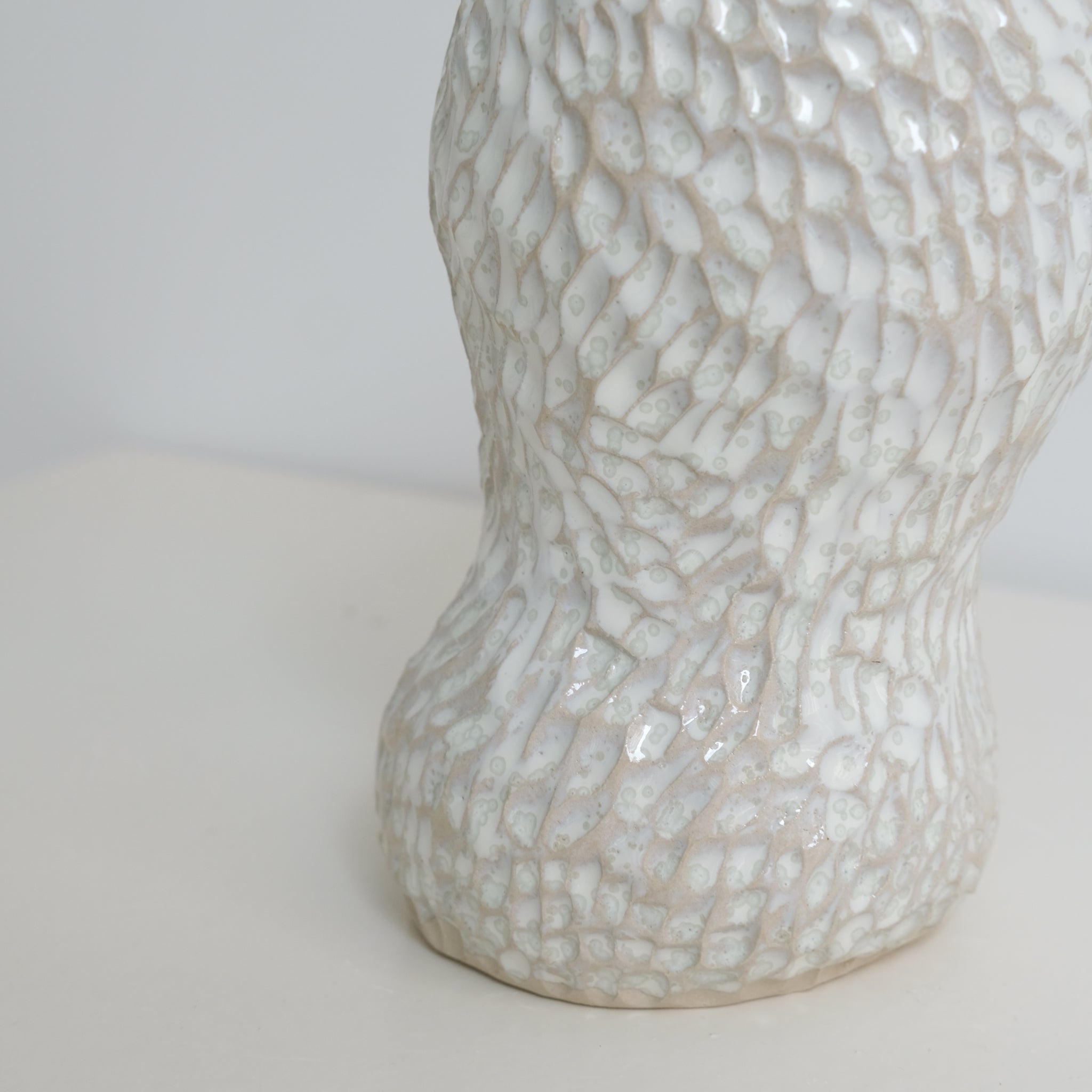 Vase en grès blanc H20cm blanc irisé par Lucile Boudier chez Brutal Ceramics