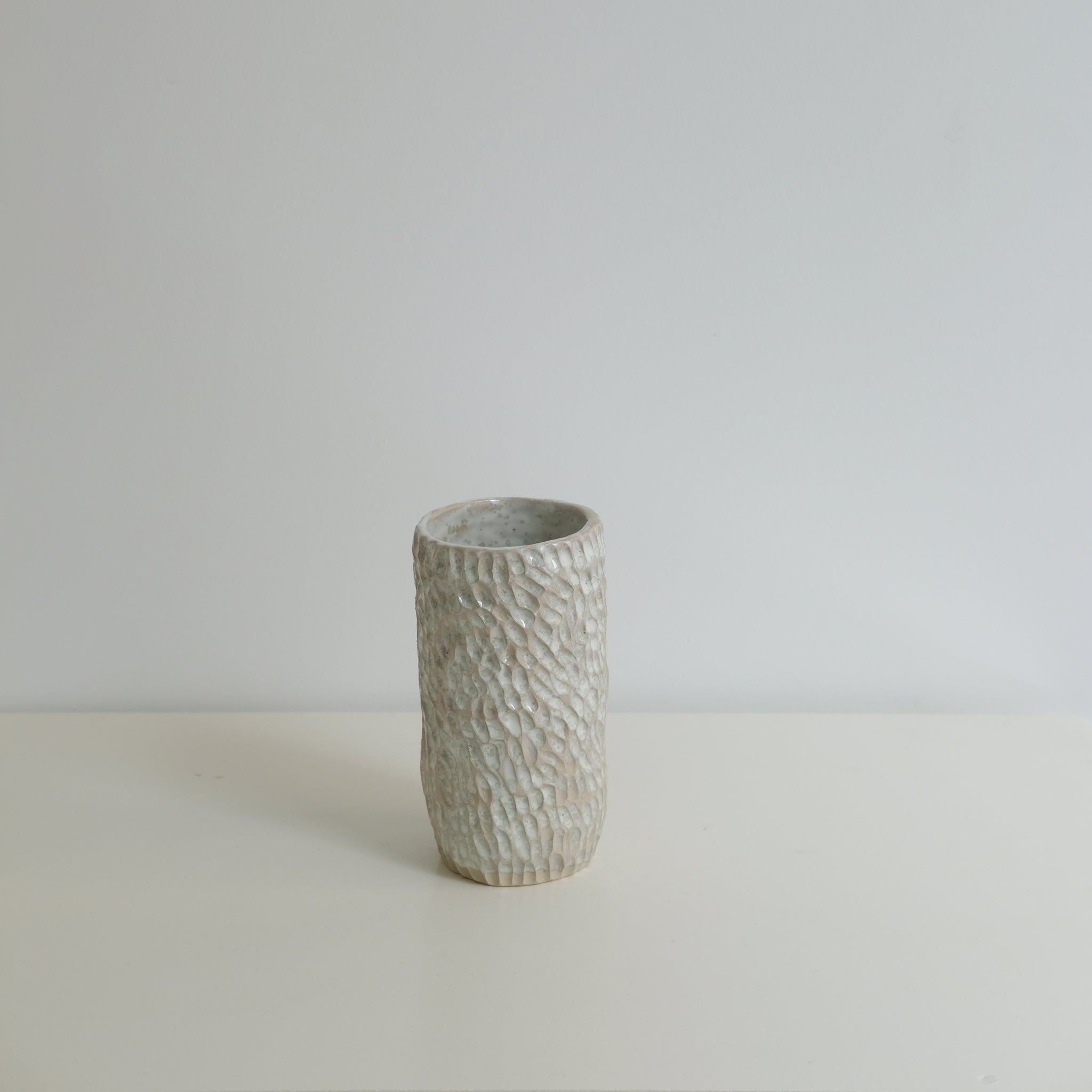 Vase en grès blanc H16cm blanc irisé par Lucile Boudier chez Brutal Ceramics