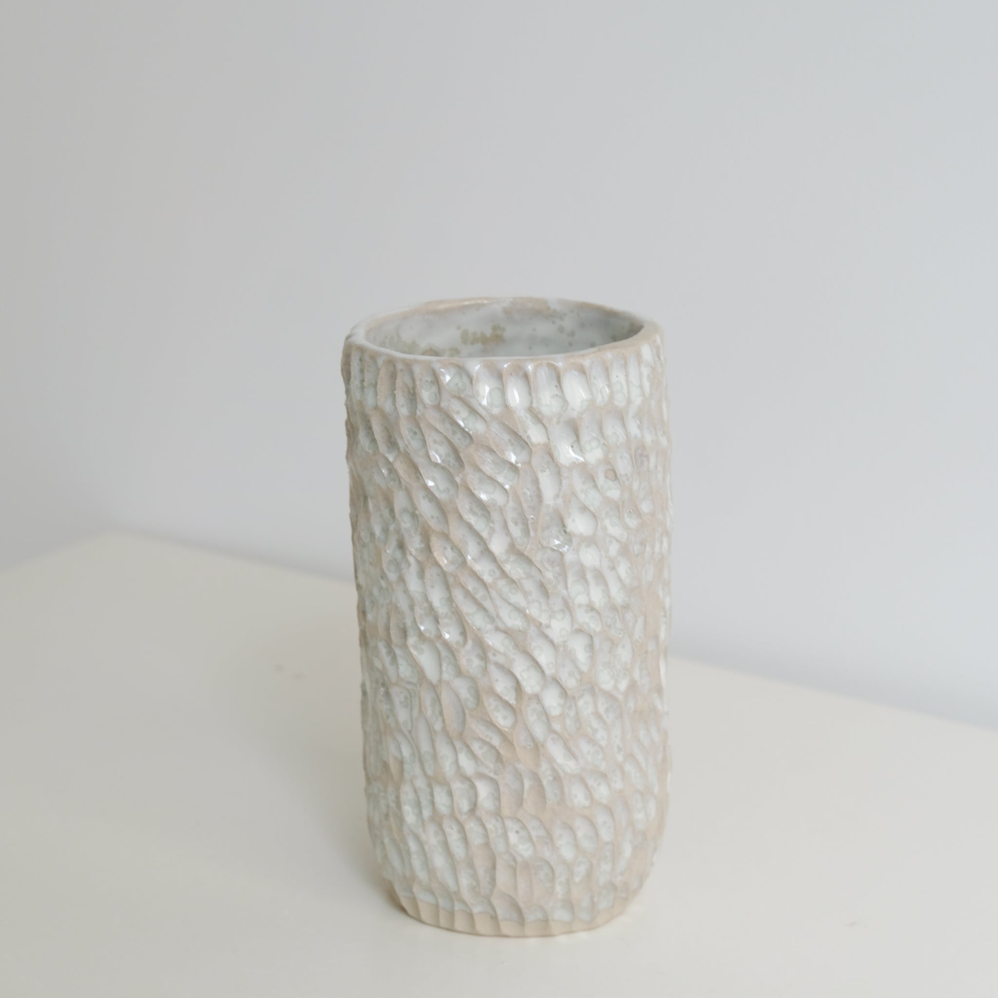 Vase en grès blanc H16cm blanc irisé par Lucile Boudier chez Brutal Ceramics