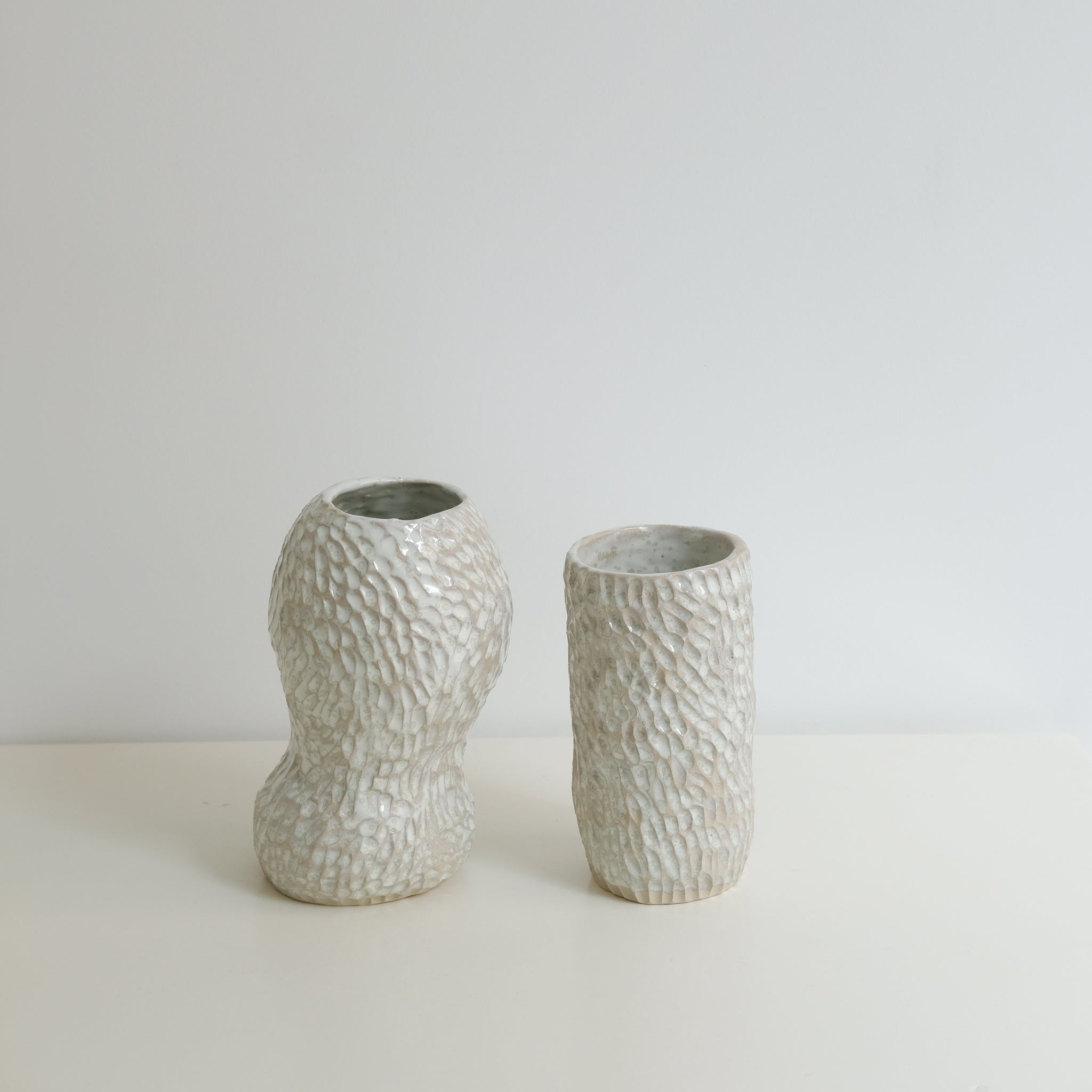Vase en grès blanc H20cm blanc irisé par Lucile Boudier chez Brutal Ceramics