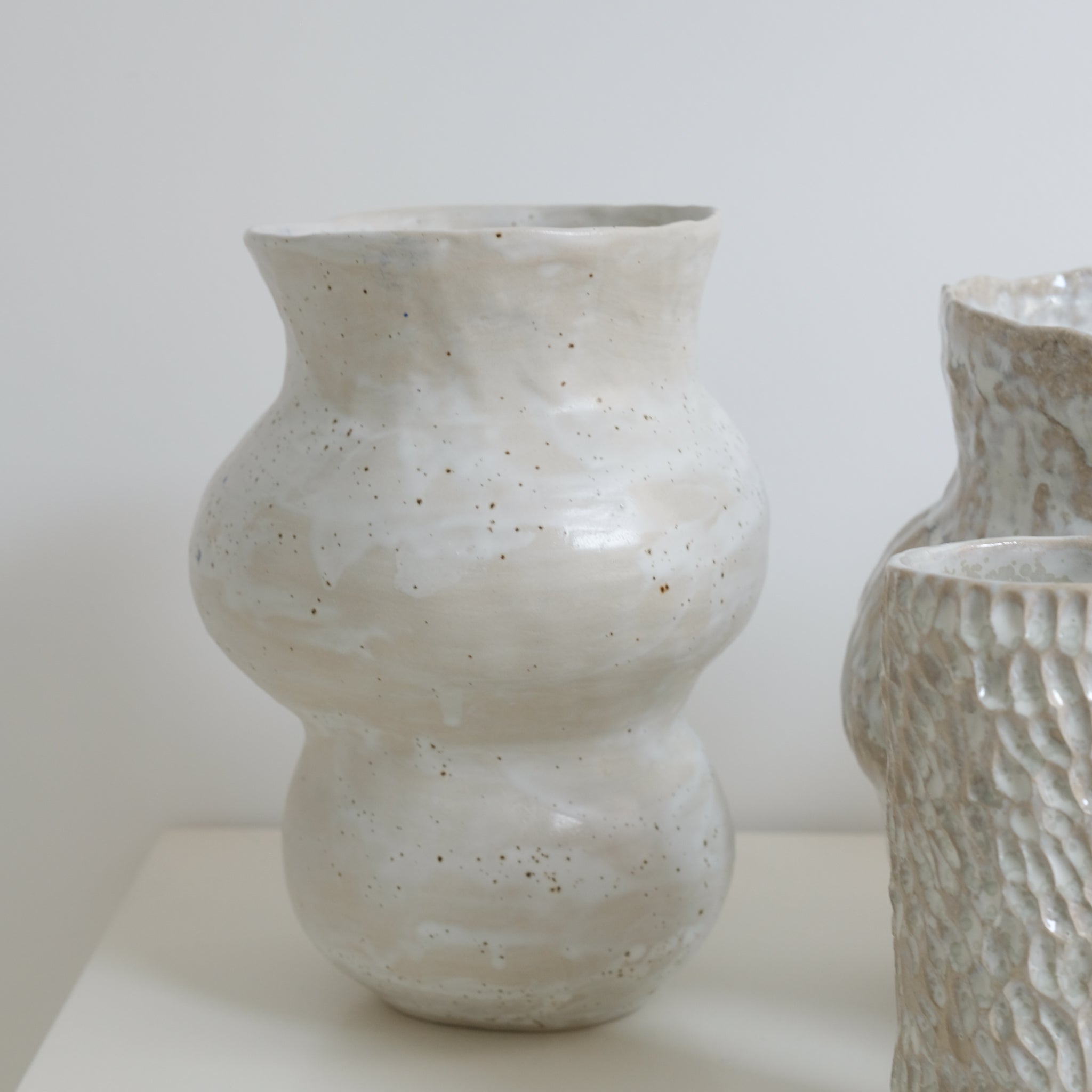 Vase en grès blanc H23cm blanc satiné par Lucile Boudier chez Brutal Ceramics