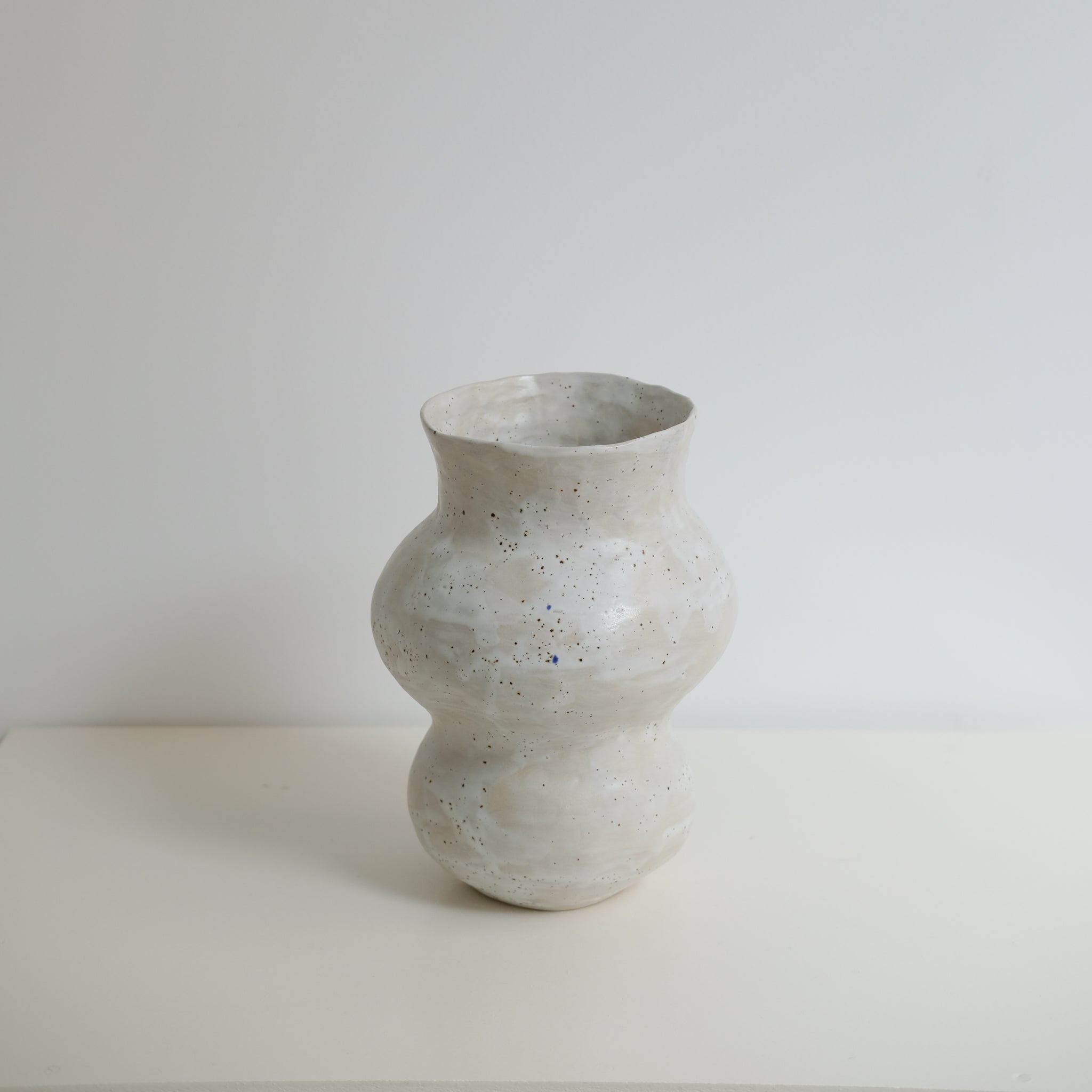 Vase en grès blanc H23cm blanc satiné par Lucile Boudier chez Brutal Ceramics