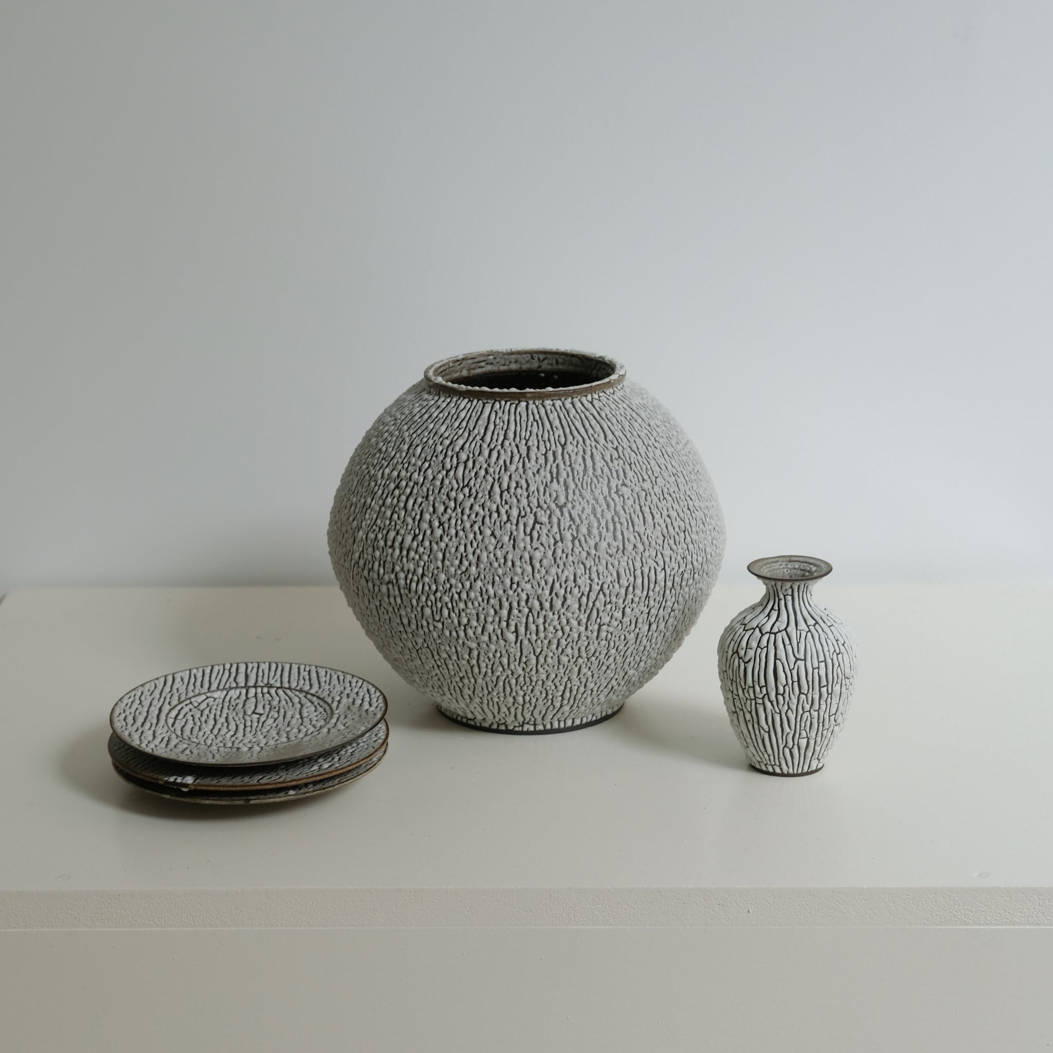 Vase en grès noir H10cm - blanc craquelé de Sharlen Nozawa chez Brutal Ceramics