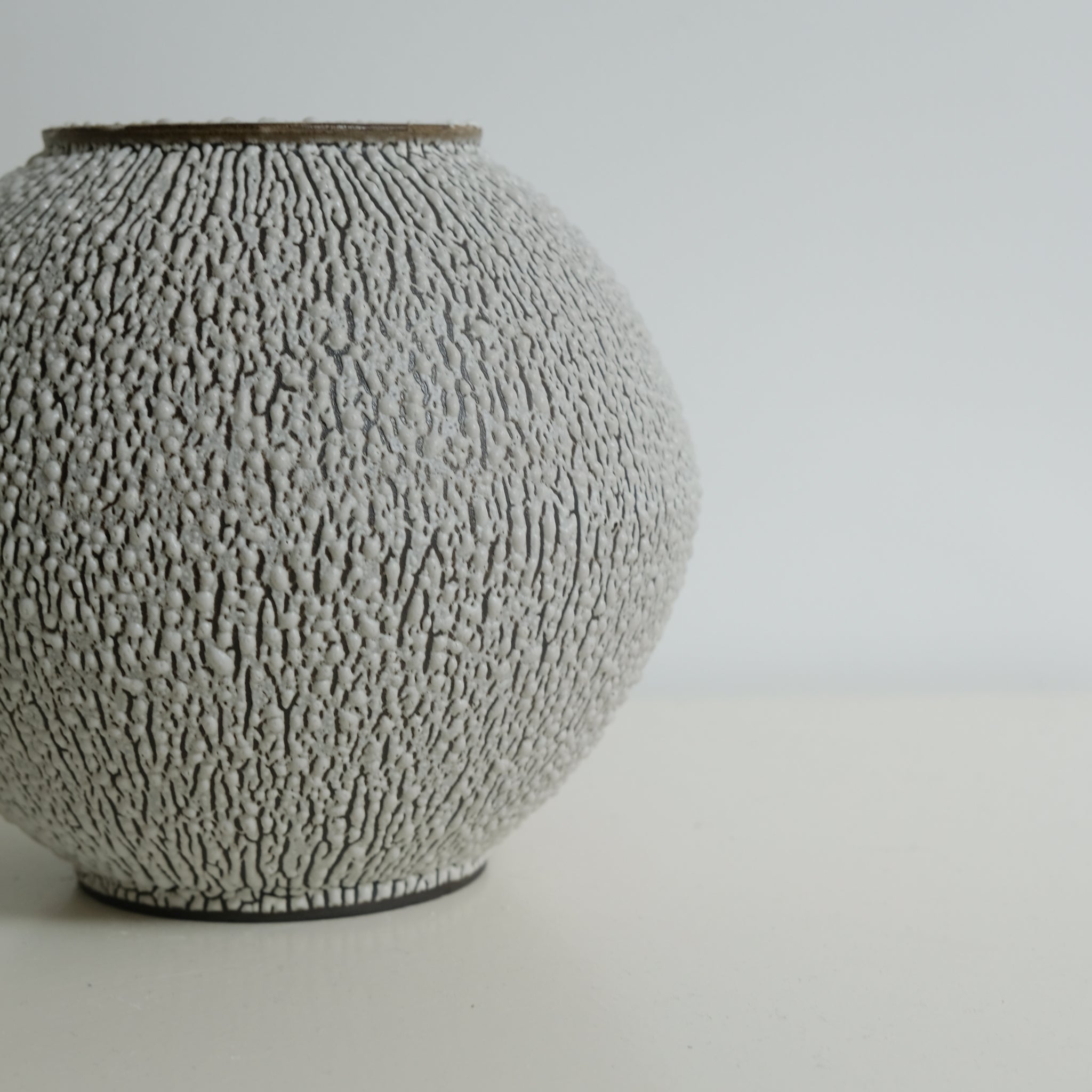 Vase Moon Jar H18 - blanc craquelé de Sharlen Nozawa chez Brutal Ceramics