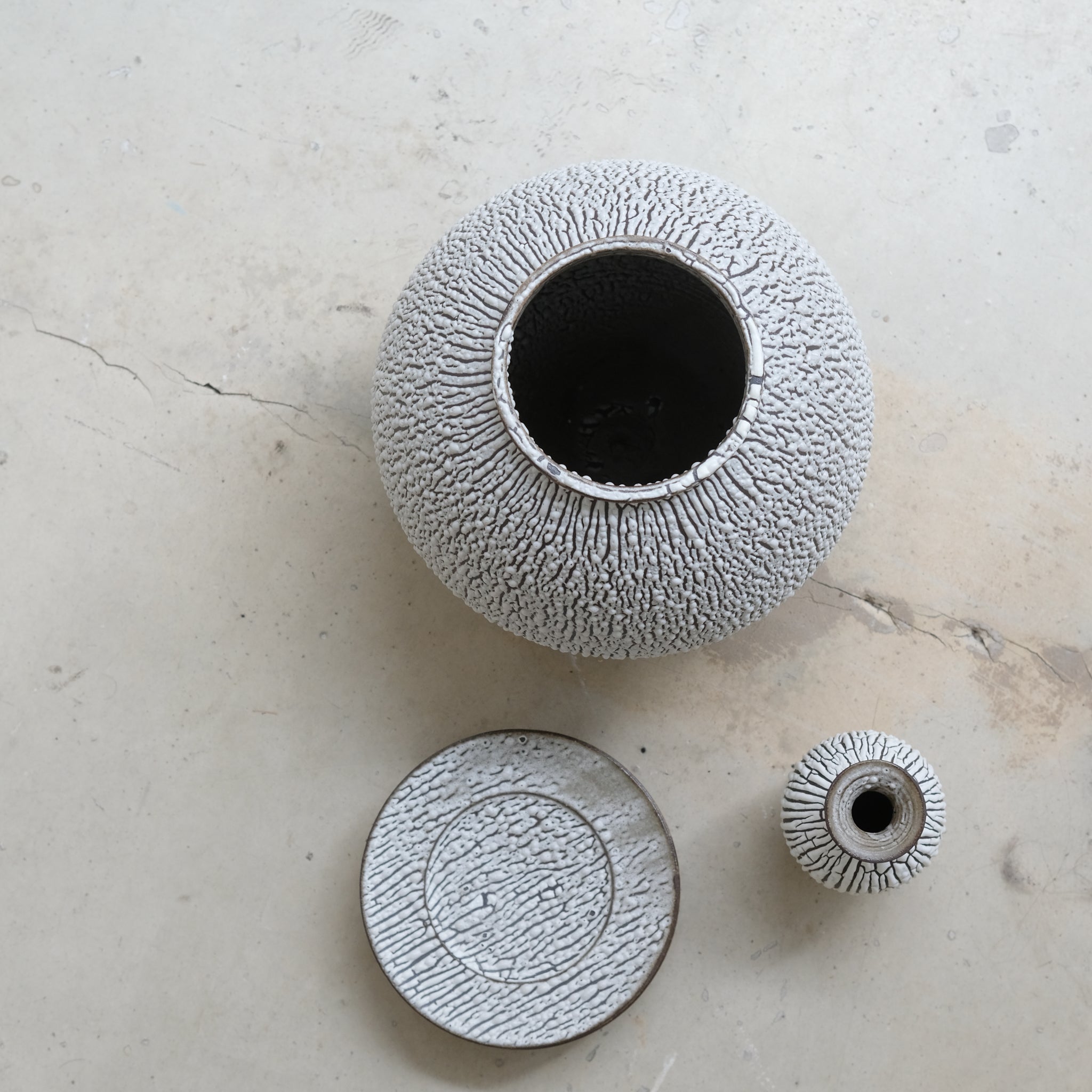 Assiette D13 cm - blanc craquelé de Sharlen Nozawa chez Brutal Ceramics