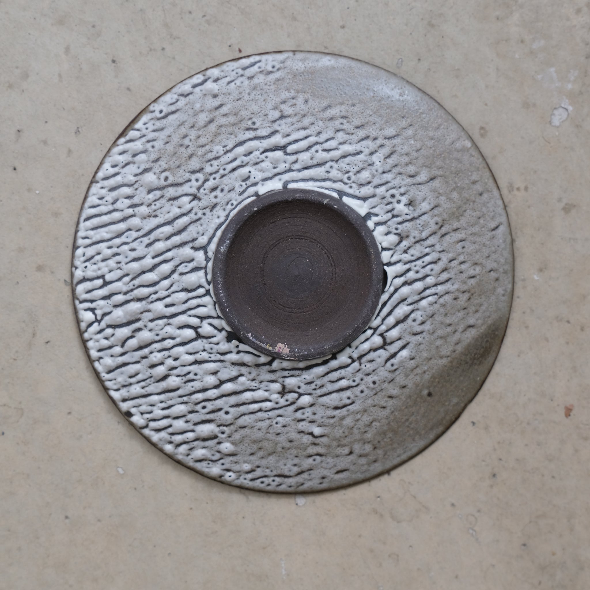 Assiette D13 cm - blanc craquelé de Sharlen Nozawa chez Brutal Ceramics