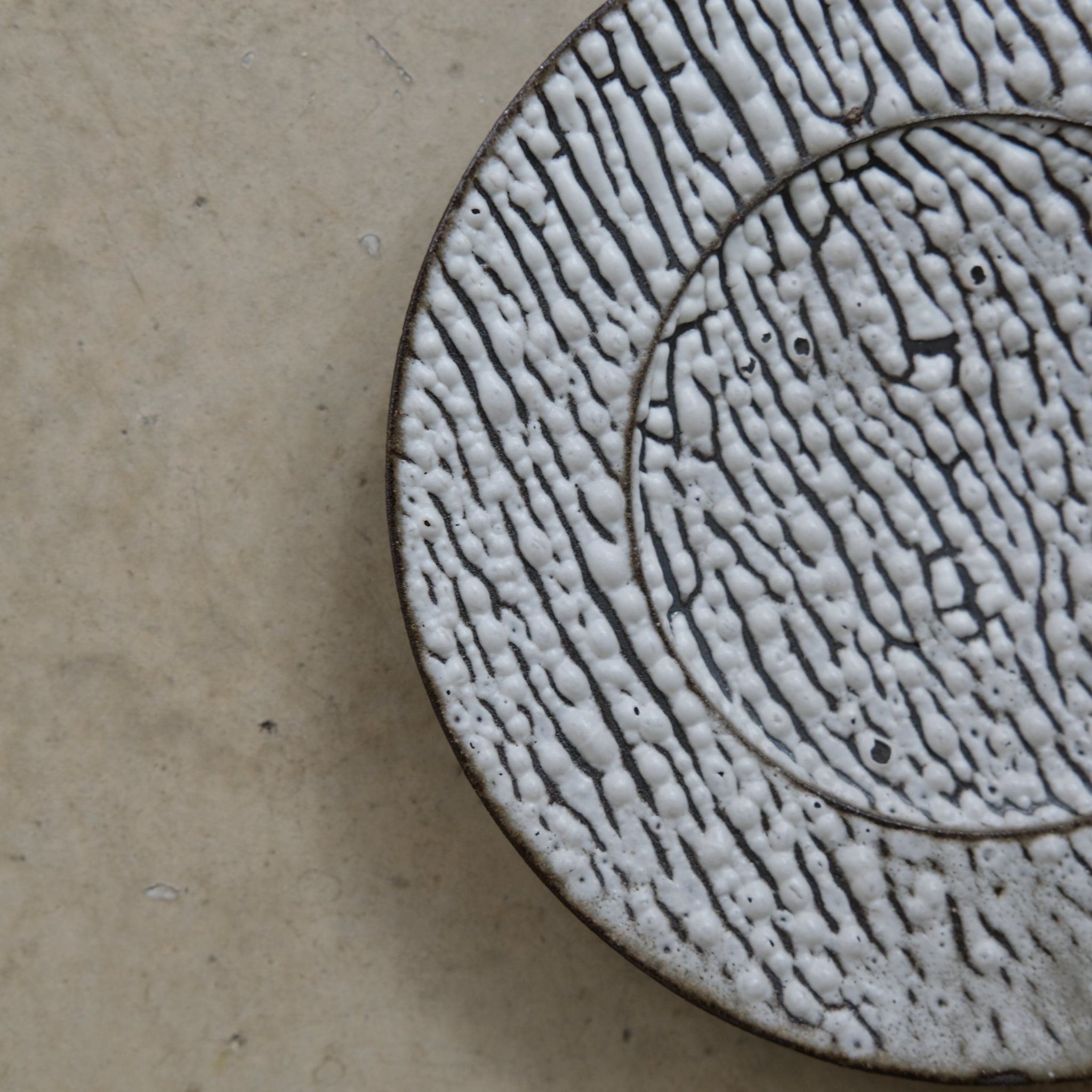 Assiette D13 cm - blanc craquelé de Sharlen Nozawa chez Brutal Ceramics