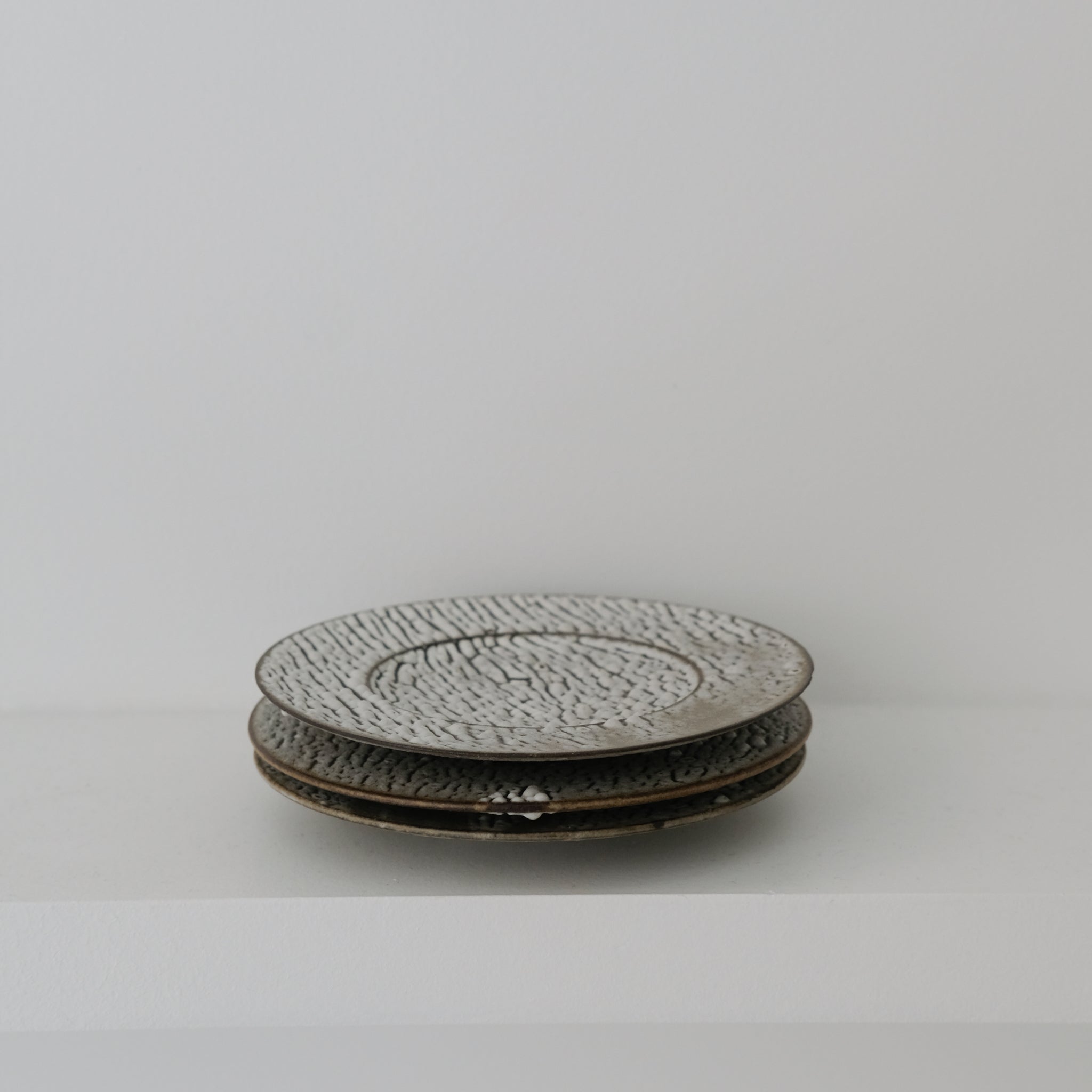 Assiette D13 cm - blanc craquelé de Sharlen Nozawa chez Brutal Ceramics