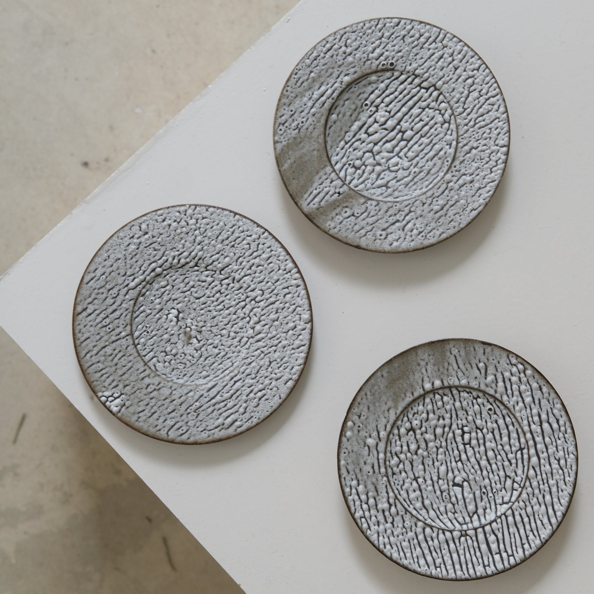 Assiette D13 cm - blanc craquelé de Sharlen Nozawa chez Brutal Ceramics