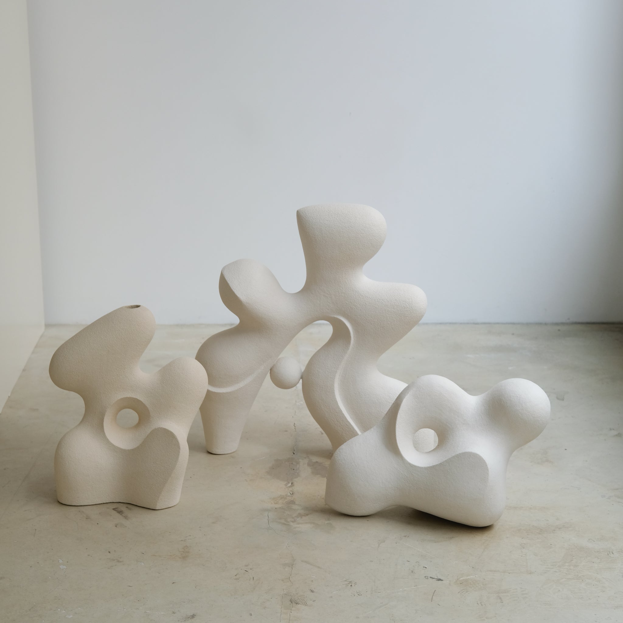 Sculpture "Dancing Stone" blanc mat de Terre Brute chez Brutal Ceramics