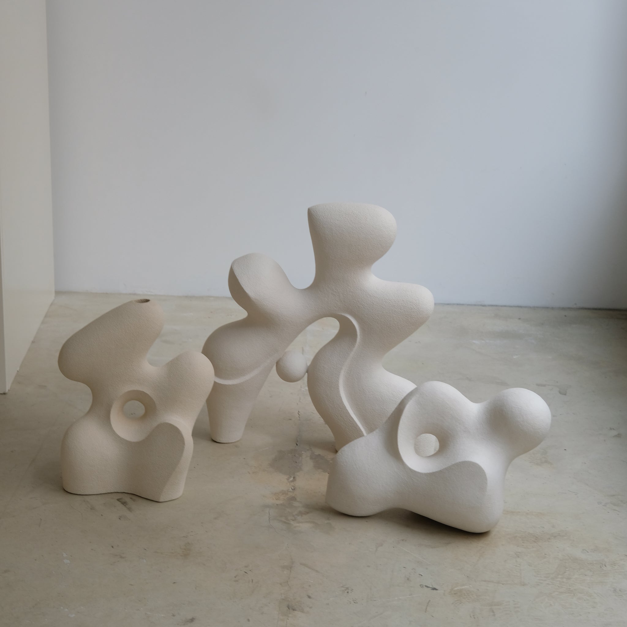 Sculpture "Adder Stone" beige de Terre Brute chez Brutal Ceramics