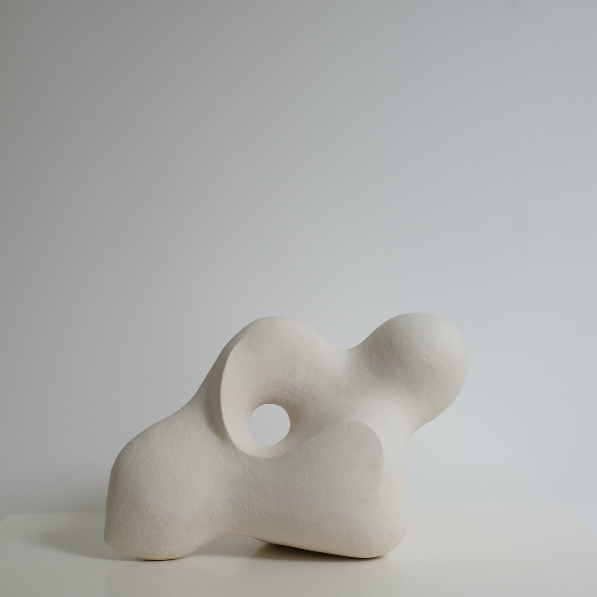 Sculpture "Dancing Stone" blanc mat de Terre Brute chez Brutal Ceramics
