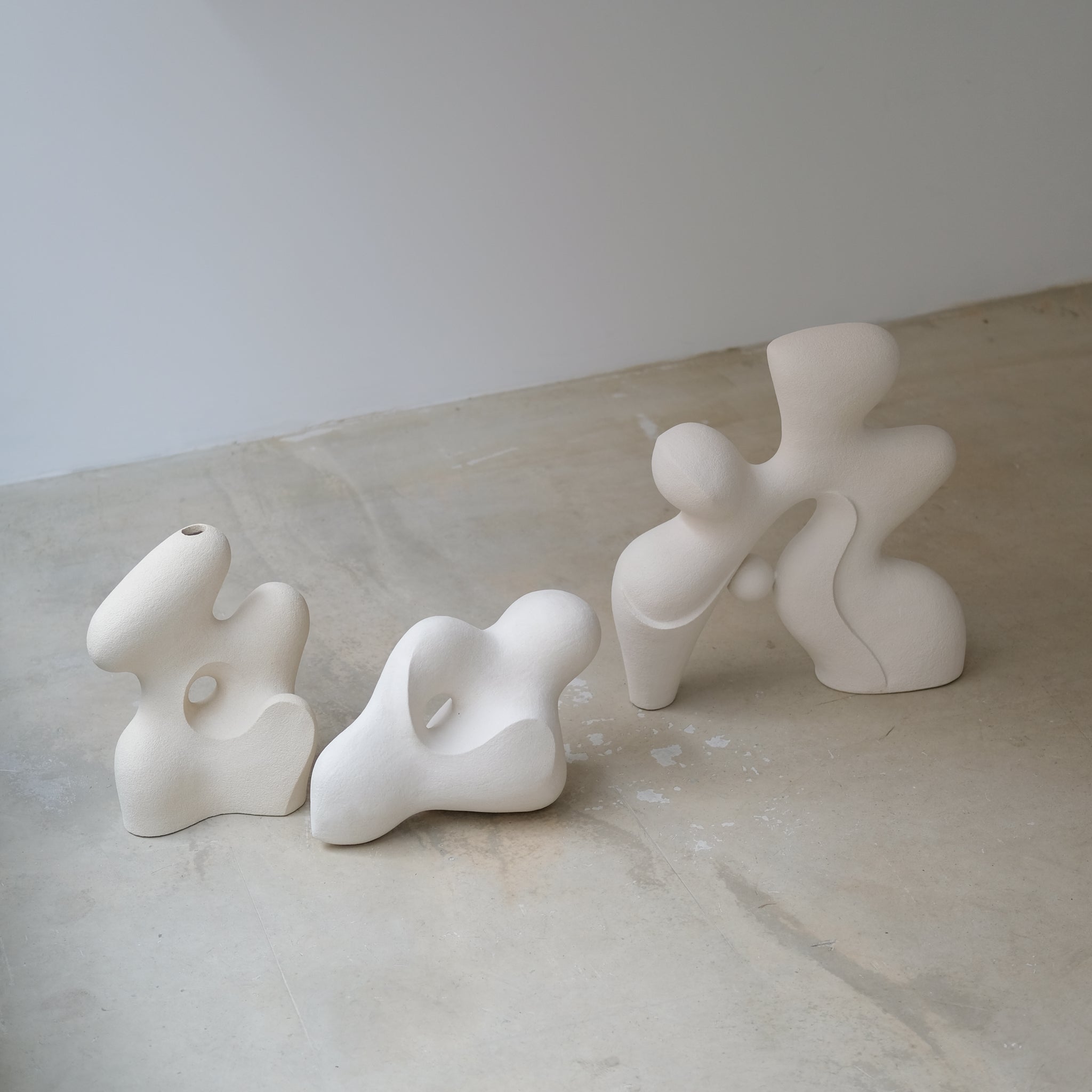 Sculpture "Sleeping Stone" blanc de Terre Brute chez Brutal Ceramics