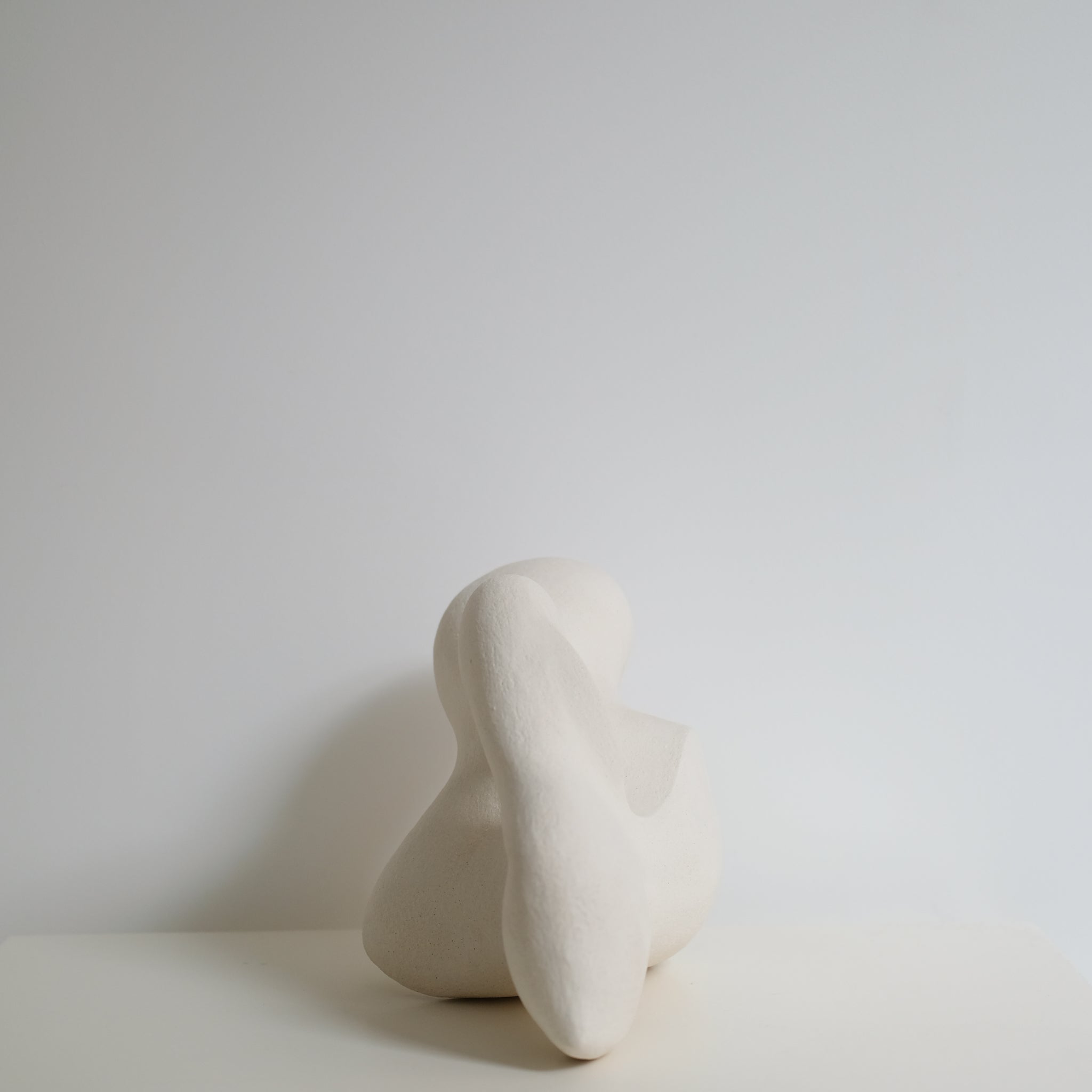 Sculpture "Dancing Stone" blanc mat de Terre Brute chez Brutal Ceramics
