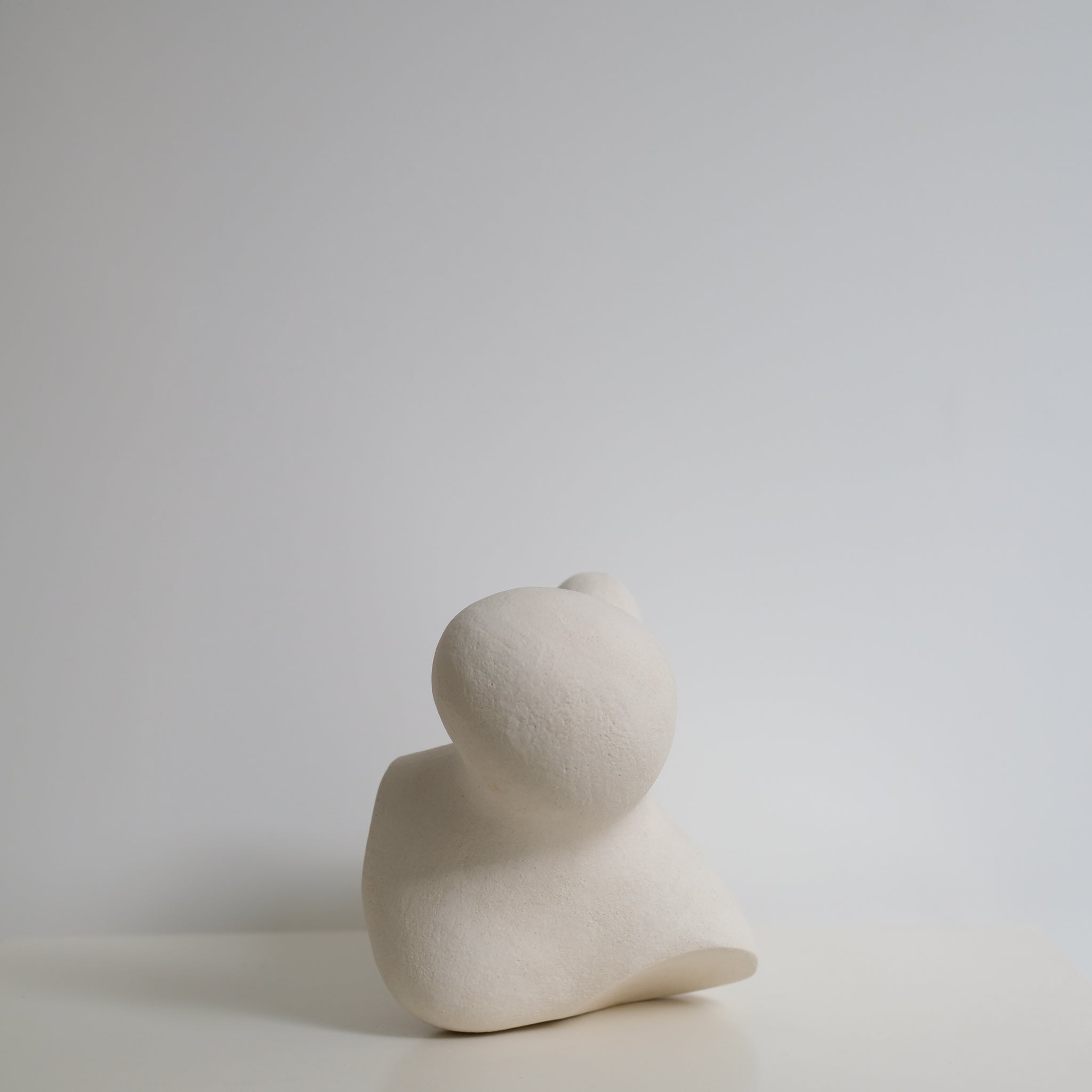 Sculpture "Dancing Stone" blanc mat de Terre Brute chez Brutal Ceramics