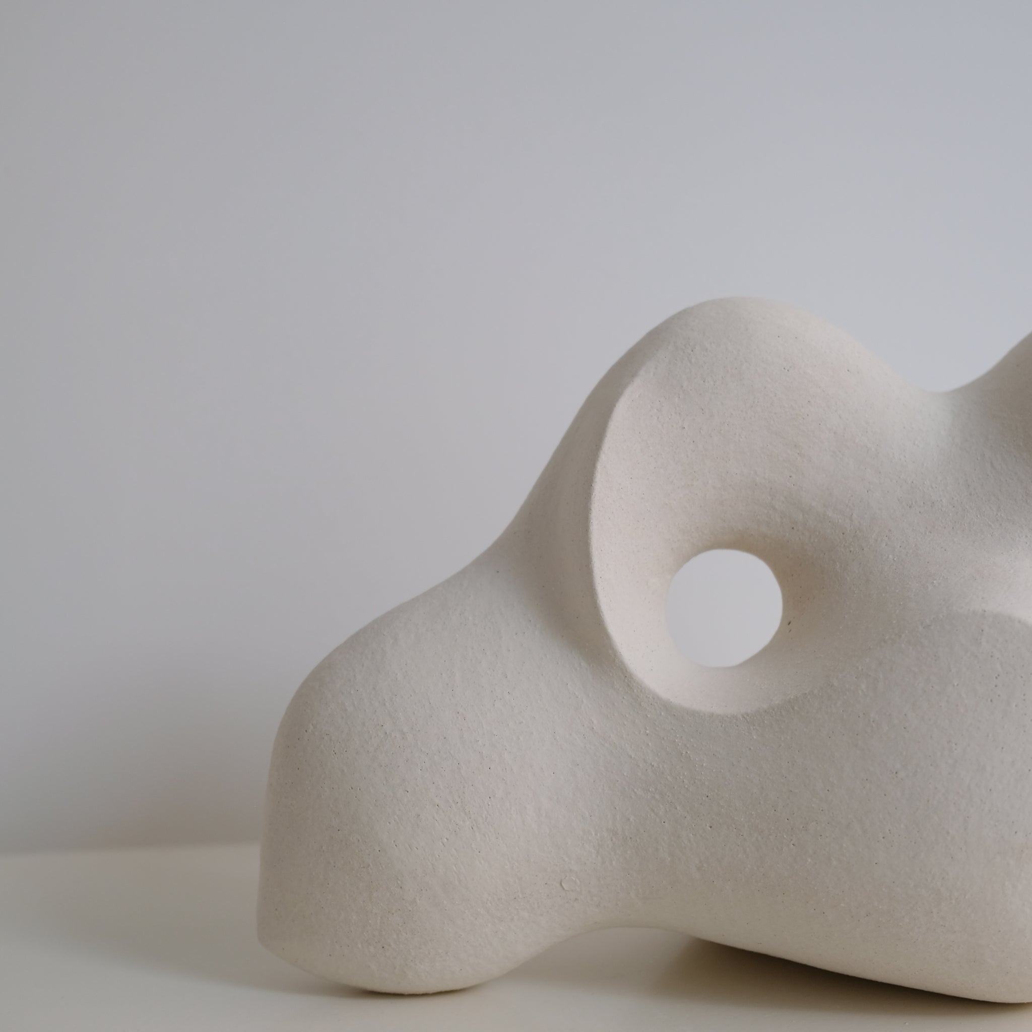 Sculpture "Dancing Stone" blanc mat de Terre Brute chez Brutal Ceramics
