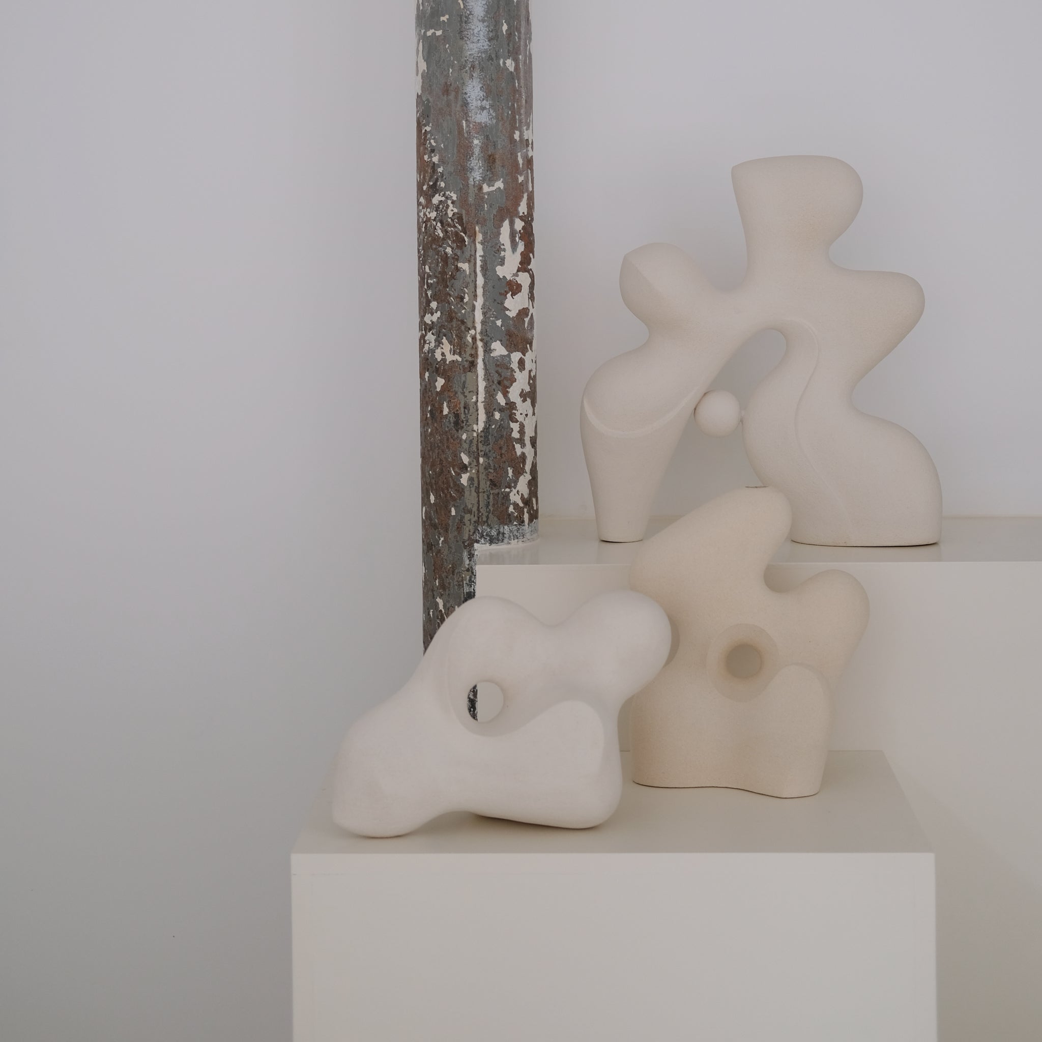 Sculpture "Sleeping Stone" blanc de Terre Brute chez Brutal Ceramics