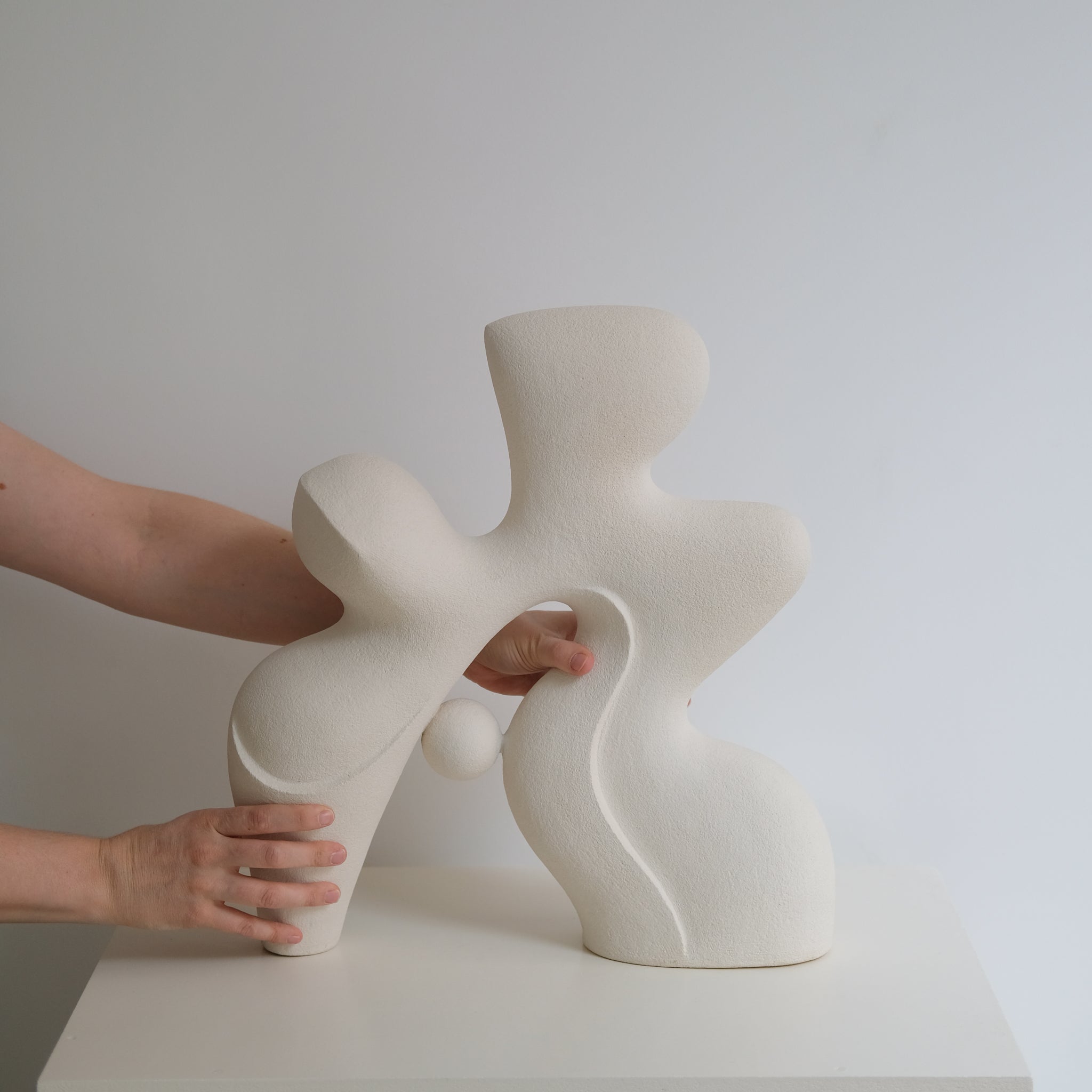 Sculpture "Sleeping Stone" blanc de Terre Brute chez Brutal Ceramics