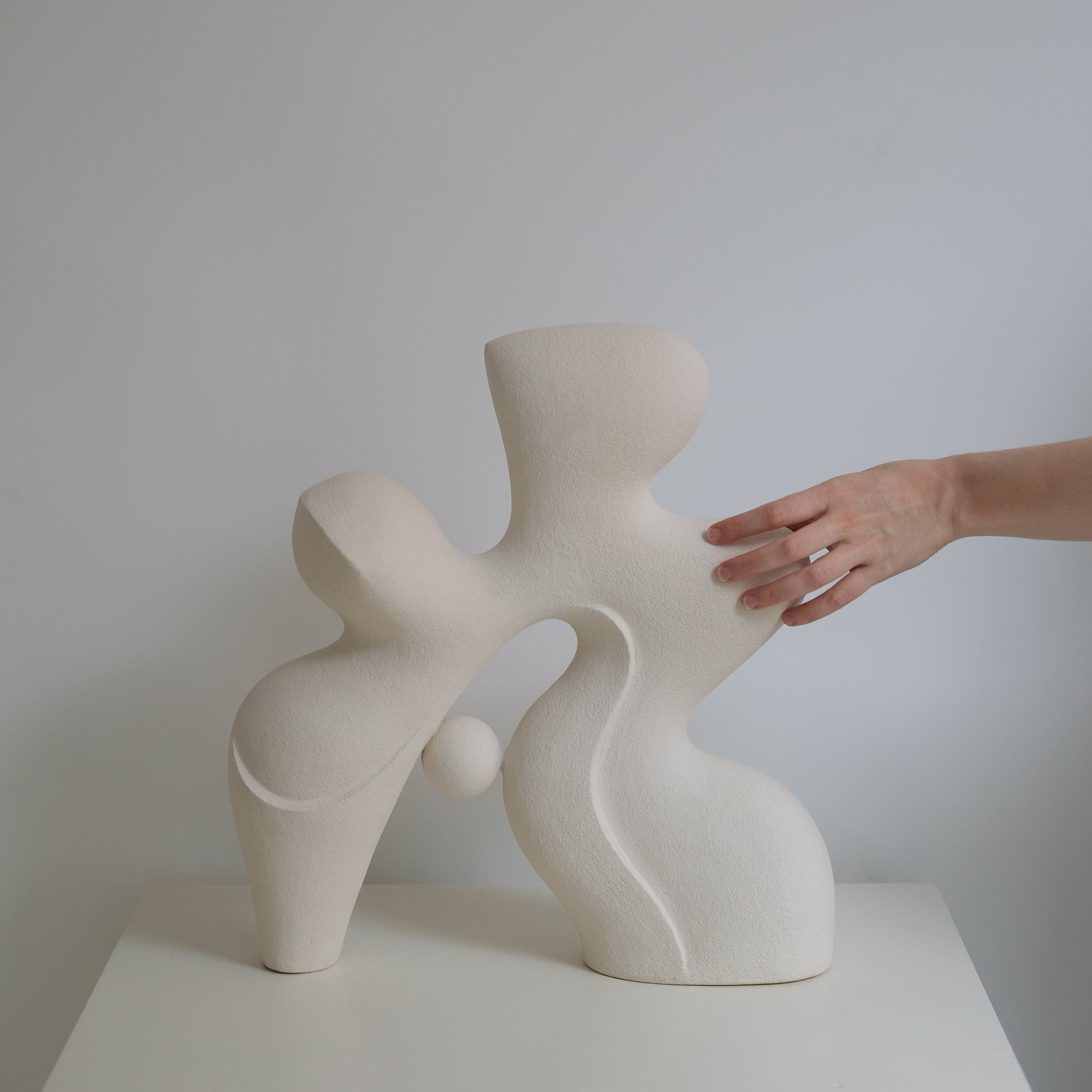 Sculpture "Sleeping Stone" blanc de Terre Brute chez Brutal Ceramics