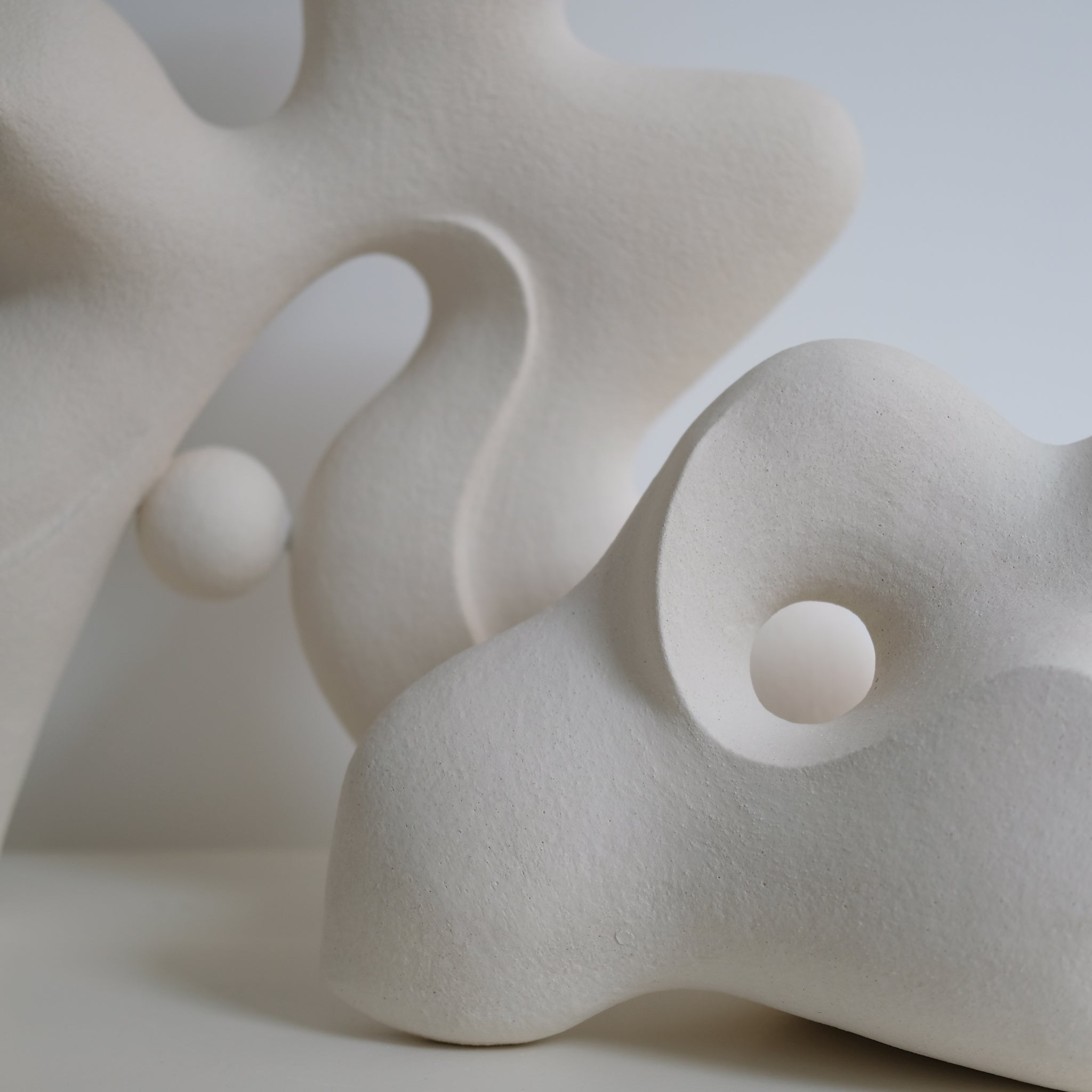Sculpture "Dancing Stone" blanc mat de Terre Brute chez Brutal Ceramics