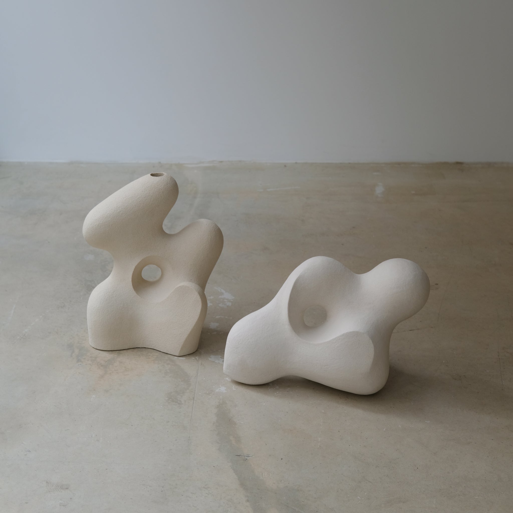Sculpture "Dancing Stone" blanc mat de Terre Brute chez Brutal Ceramics