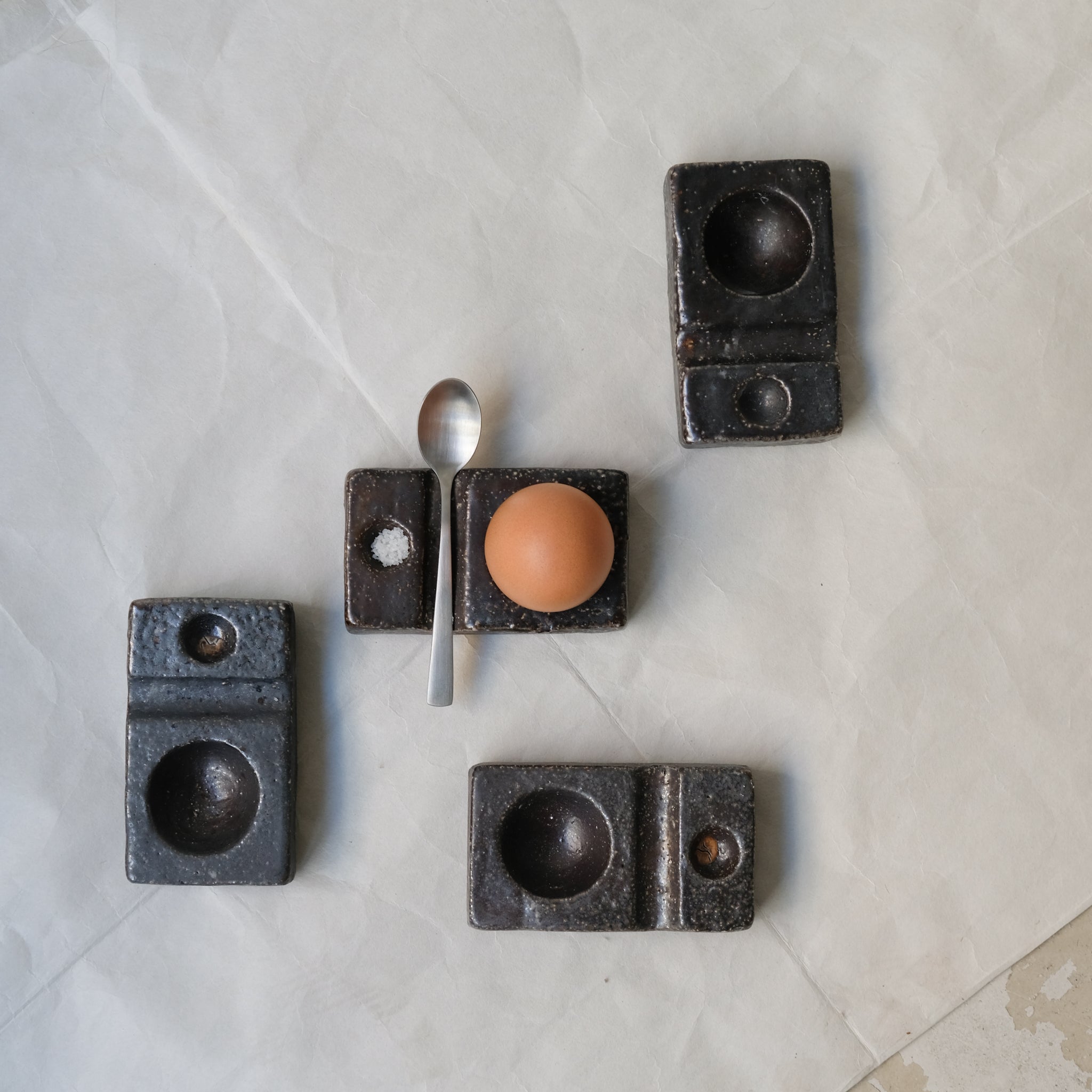 Coquetier au feu de bois - noir irisé de Ann-Charlotte Ohlsson chez Brutal Ceramics