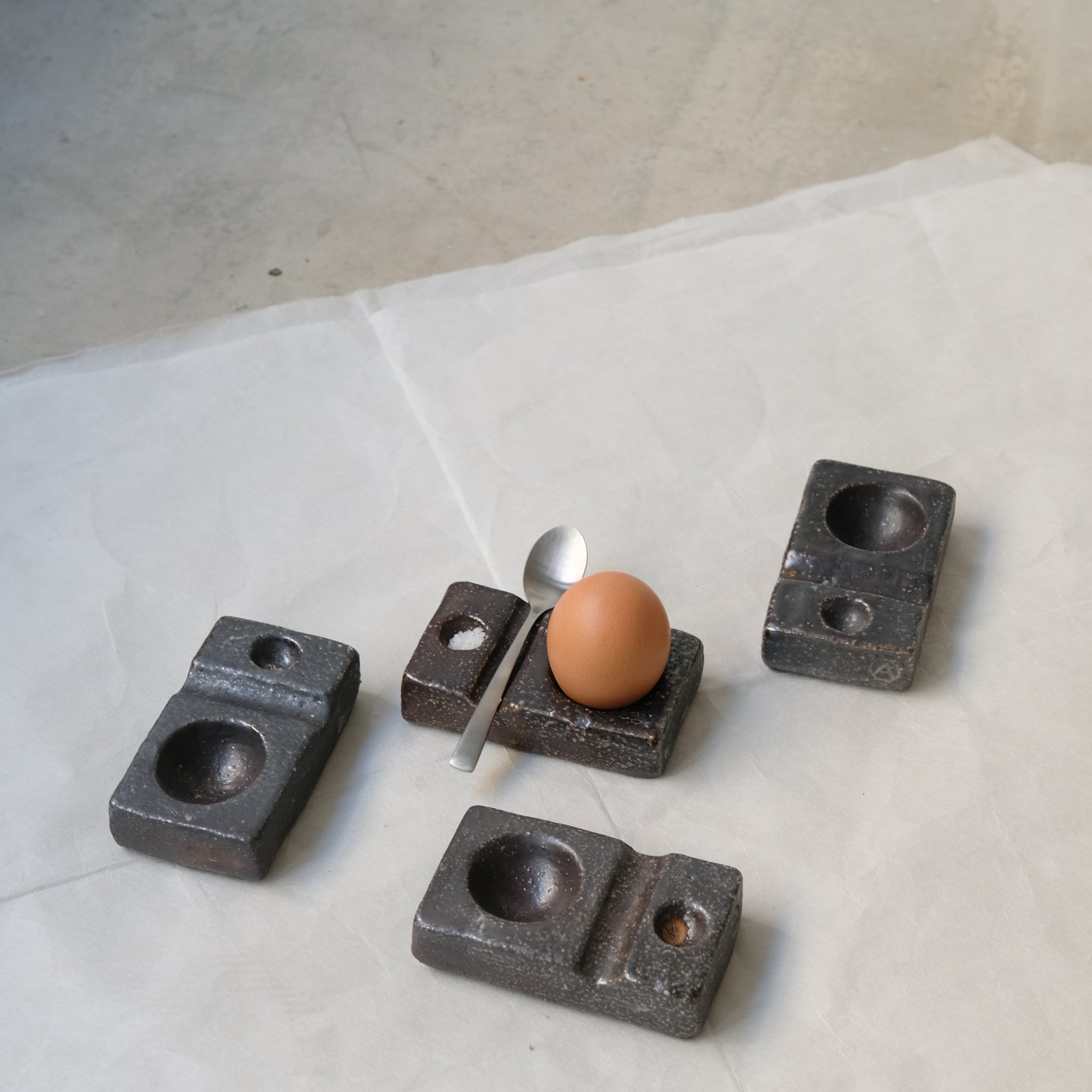 Coquetier au feu de bois - noir irisé de Ann-Charlotte Ohlsson chez Brutal Ceramics