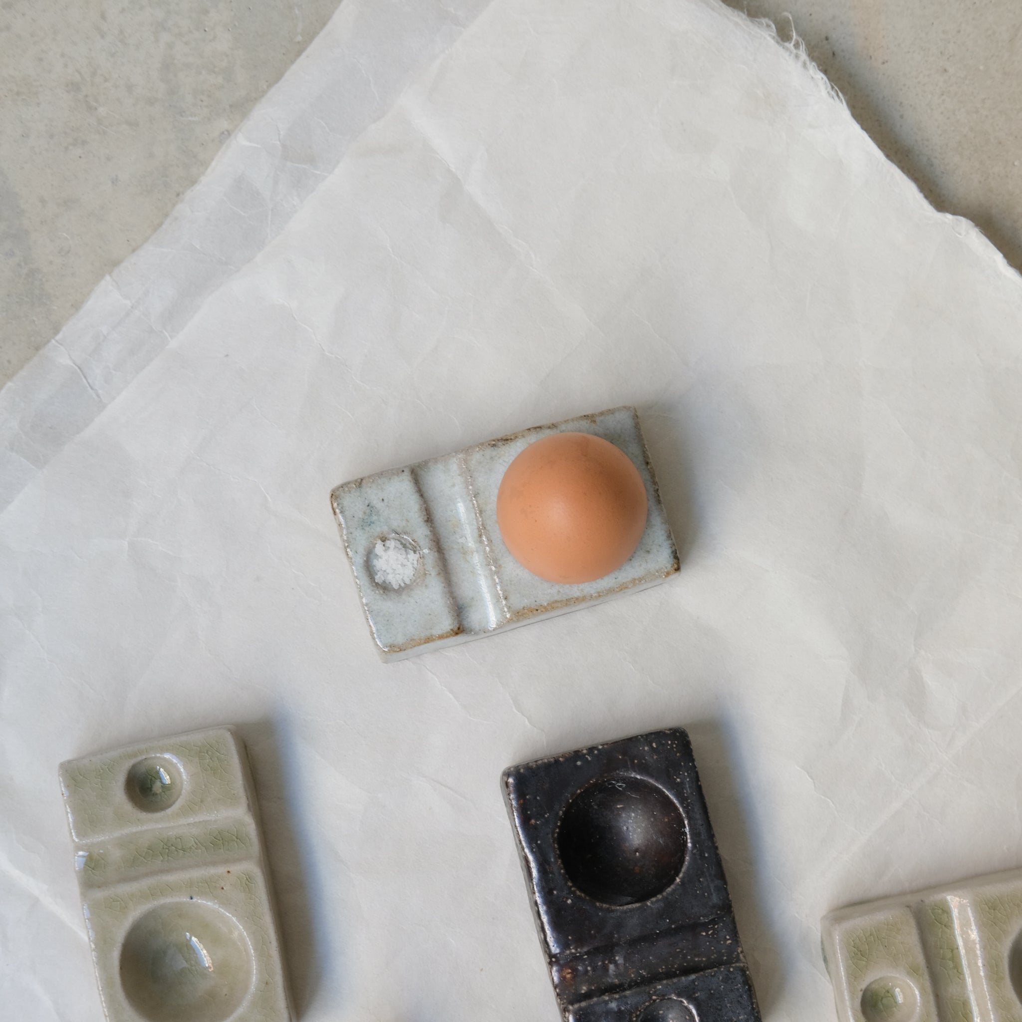 Egg cup in red stoneware cooked over a wood fire L 10cm - Shiny gray white