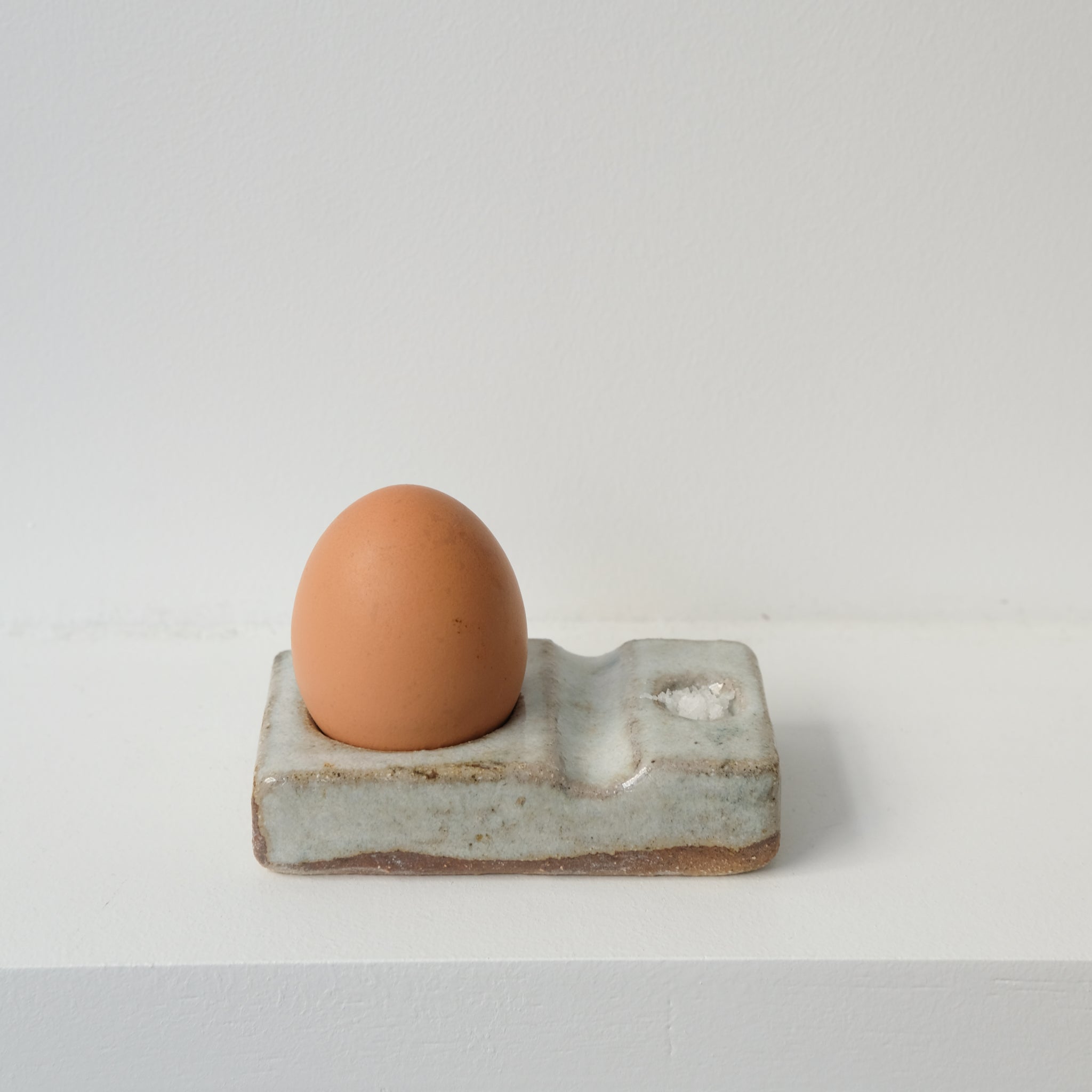 Coquetier en grès roux cuit au feu de bois L 10cm - Blanc gris brillant de Ann Charlotte Ohlsson chez Brutal Ceramics