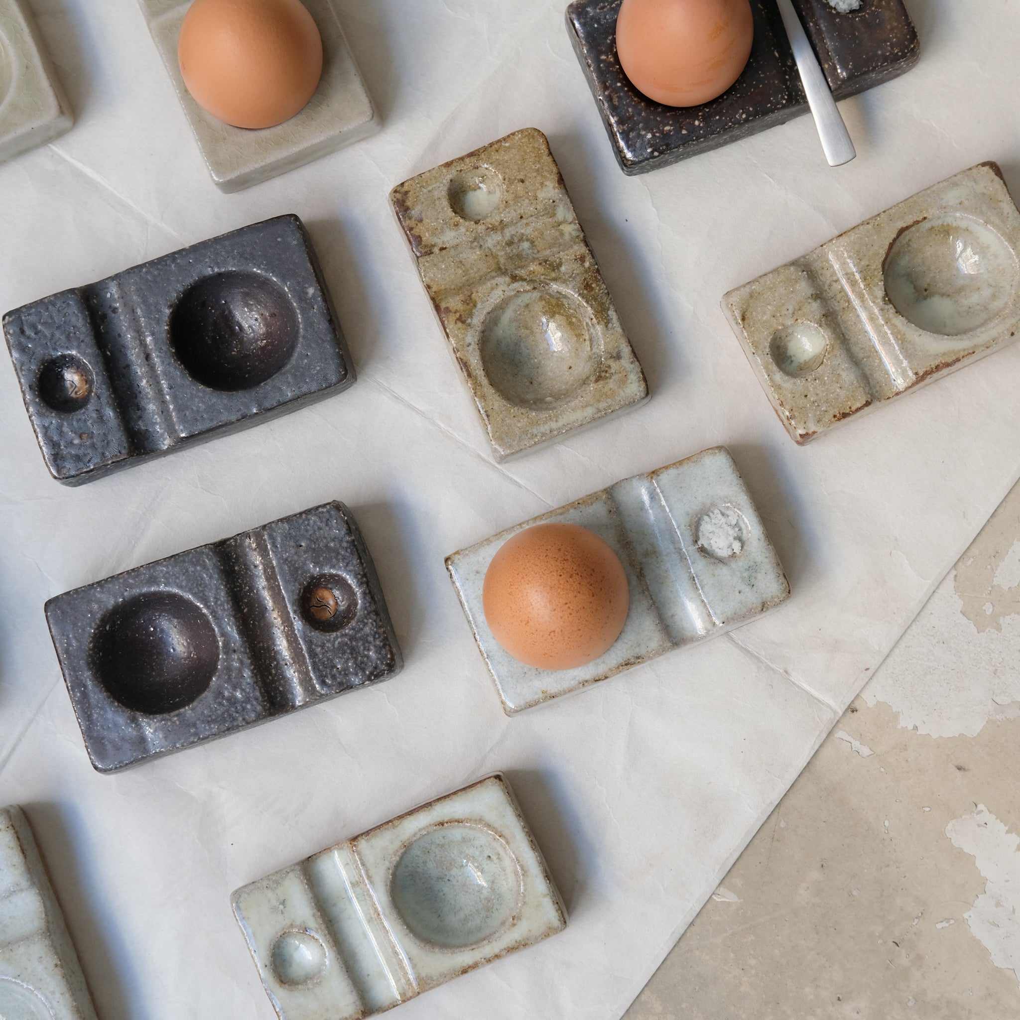 Coquetier en grès roux cuit au feu de bois L 10cm - Blanc gris brillant de Ann Charlotte Ohlsson chez Brutal Ceramics