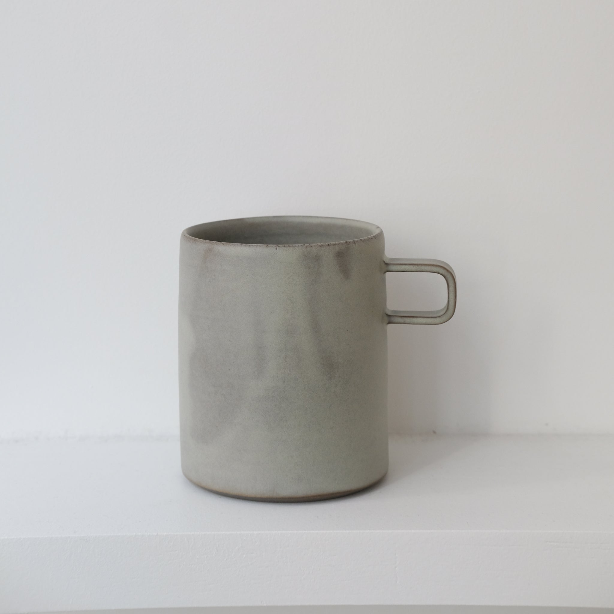 Tasse en grès gris 470ml - Vert Sauge d'Atelier Epiney chez Brutal Ceramics