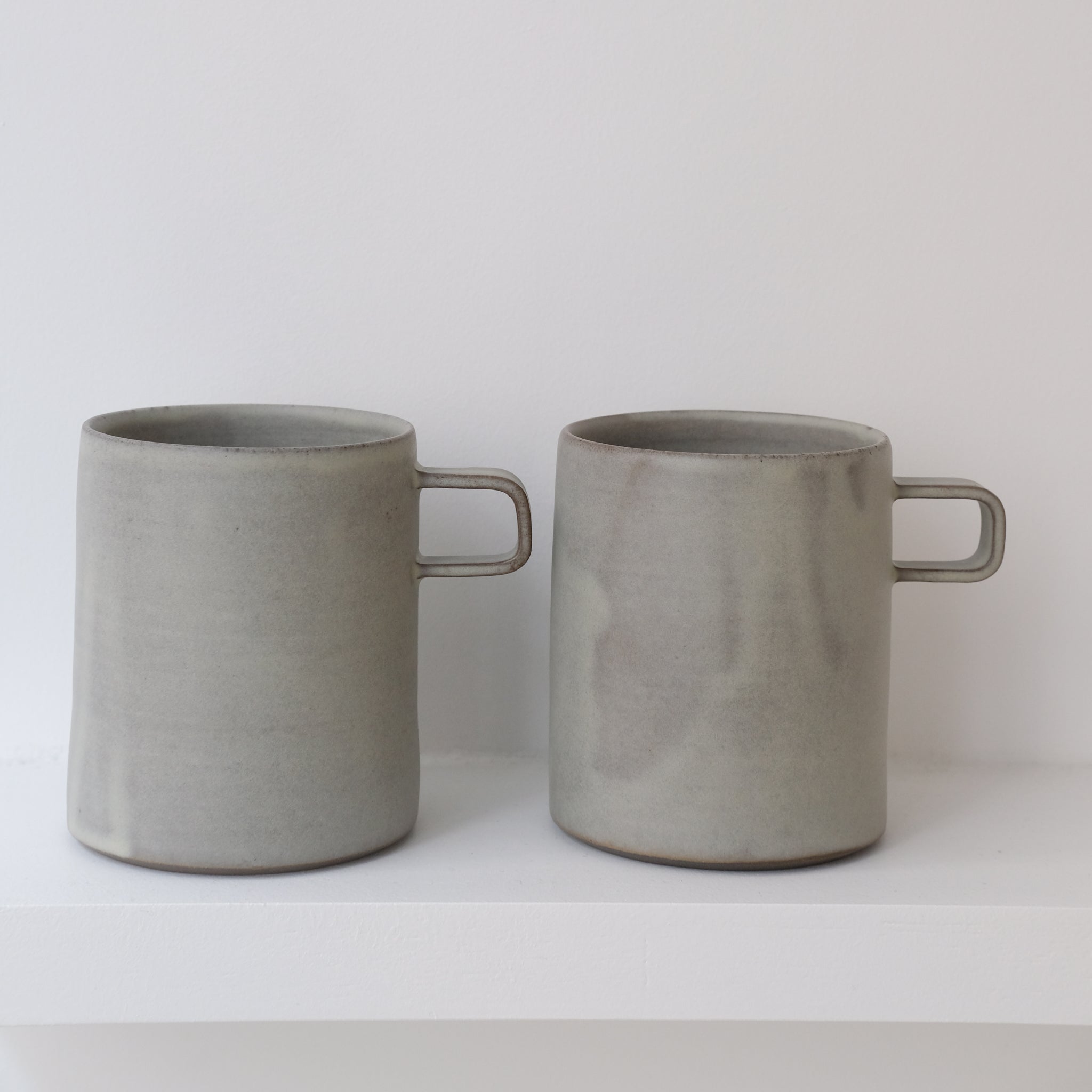Tasse en grès gris 470ml - Vert Sauge d'Atelier Epiney chez Brutal Ceramics