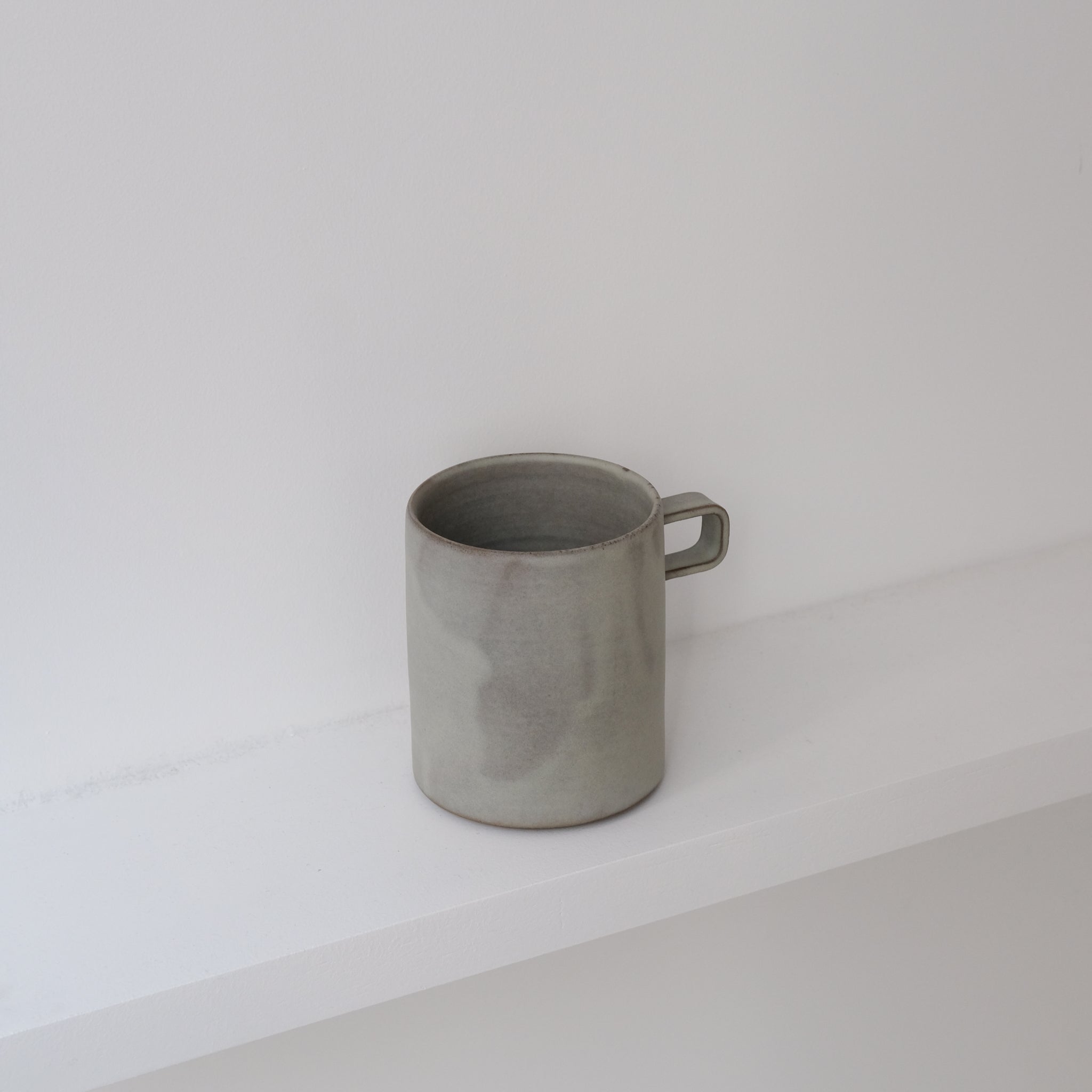 Tasse en grès gris 470ml - Vert Sauge d'Atelier Epiney chez Brutal Ceramics