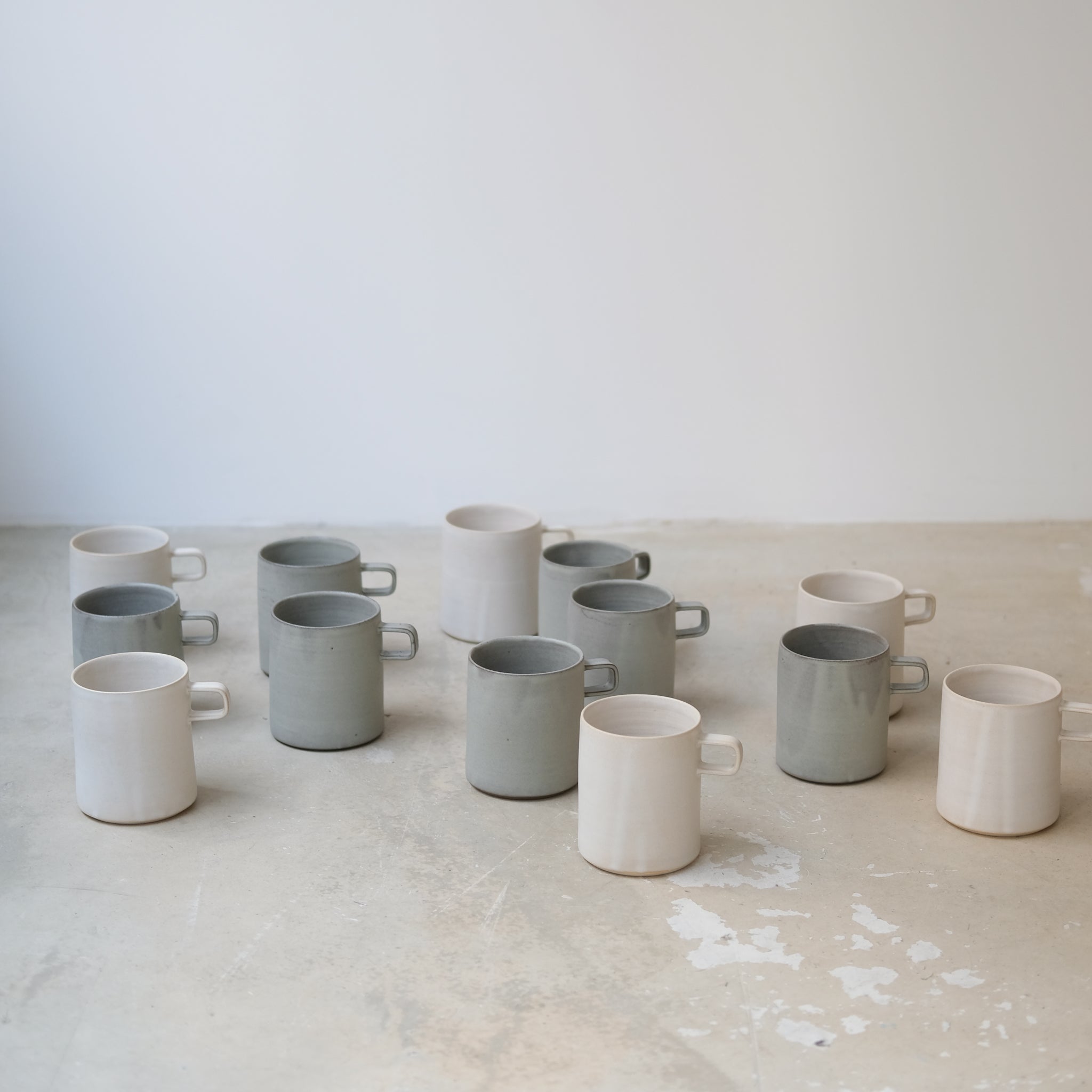 Tasse en grès gris 470ml - Vert Sauge d'Atelier Epiney chez Brutal Ceramics
