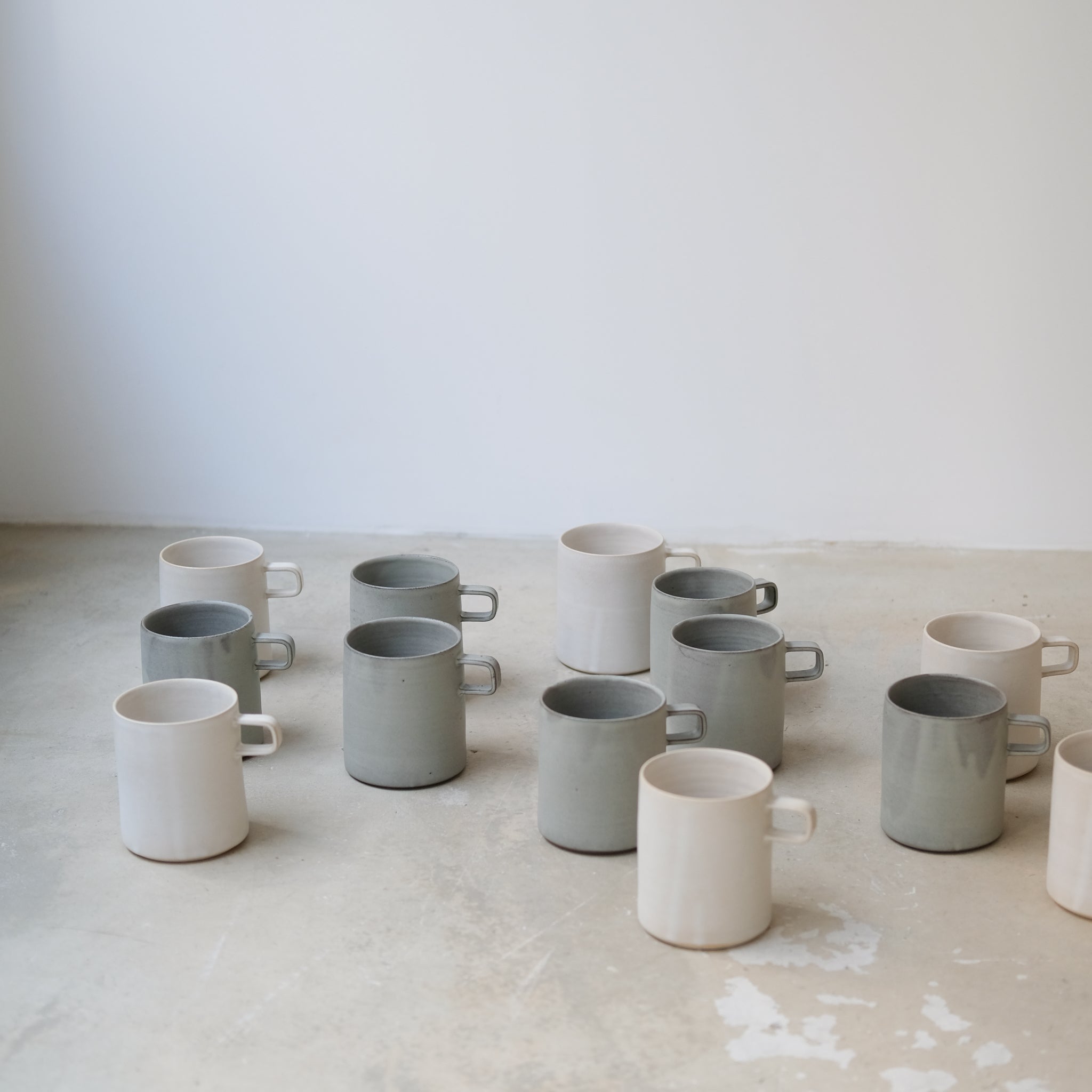 Tasse en grès blanc 470ml - Blanc Cassé d'Atelier Epiney chez Brutal