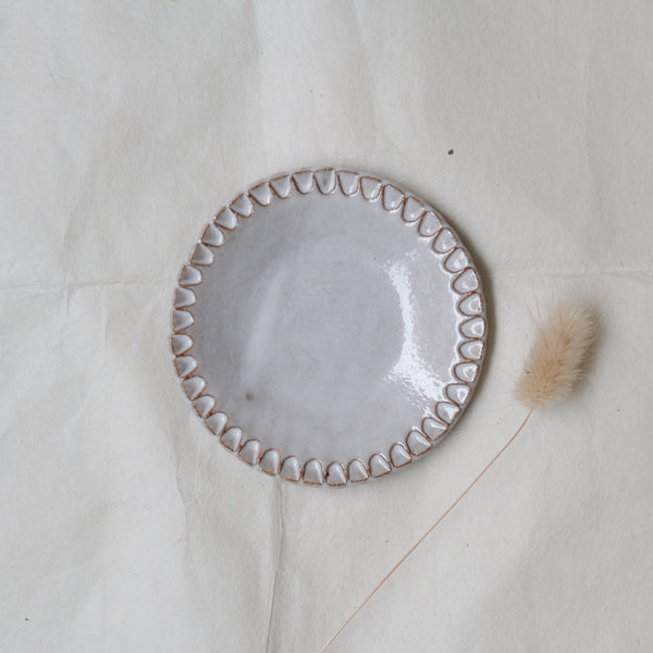 Assiette en grès roux D 9cm - gravée - Blanc gris brillant par Atelier Sôvage chez Brutal