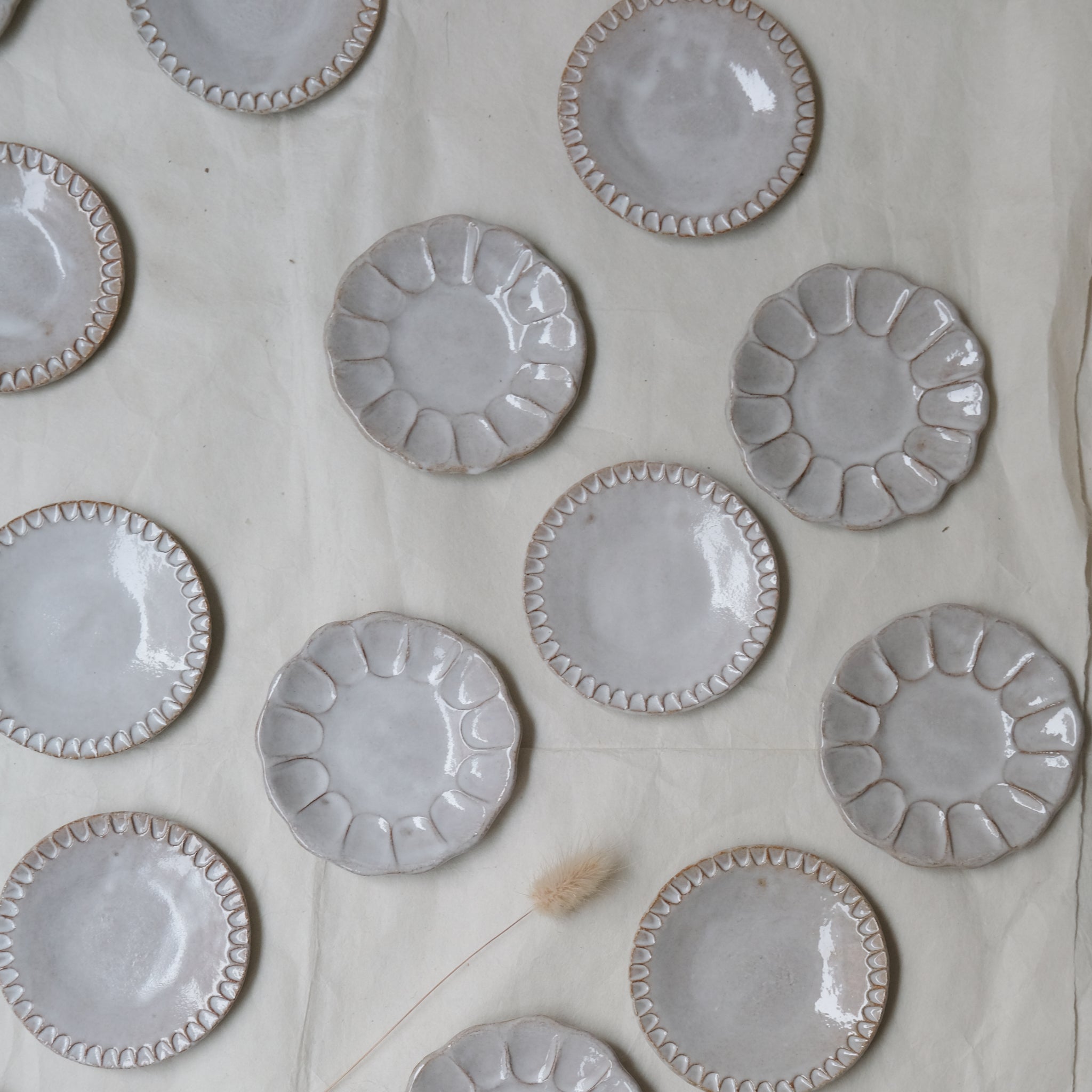 Assiette en grès roux D 9cm - gravée - Blanc gris brillant par Atelier Sôvage chez Brutal