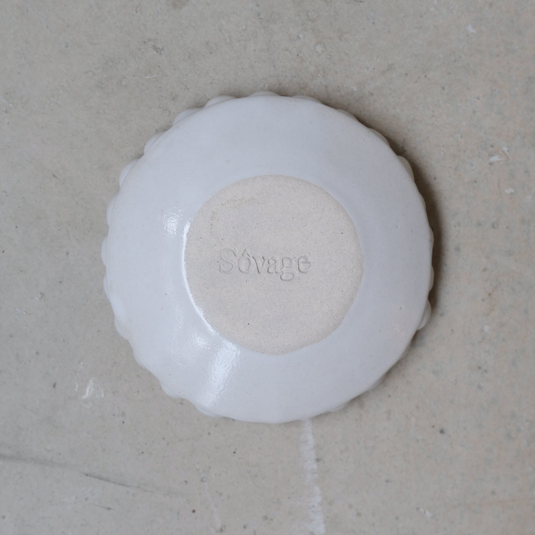Assiette perlée D 9cm - Blanc brillant par Atelier Sôvage chez Brutal Ceramics