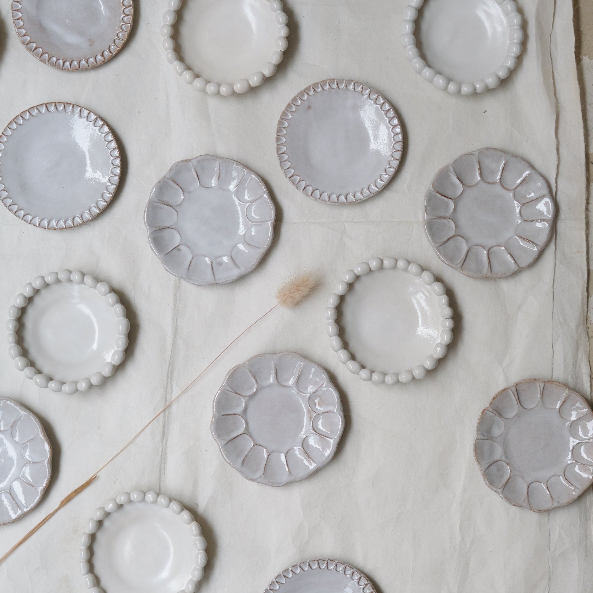 Assiette D 9cm - Blanc gris brillant par Atelier Sôvage chez Brutal Ceramics