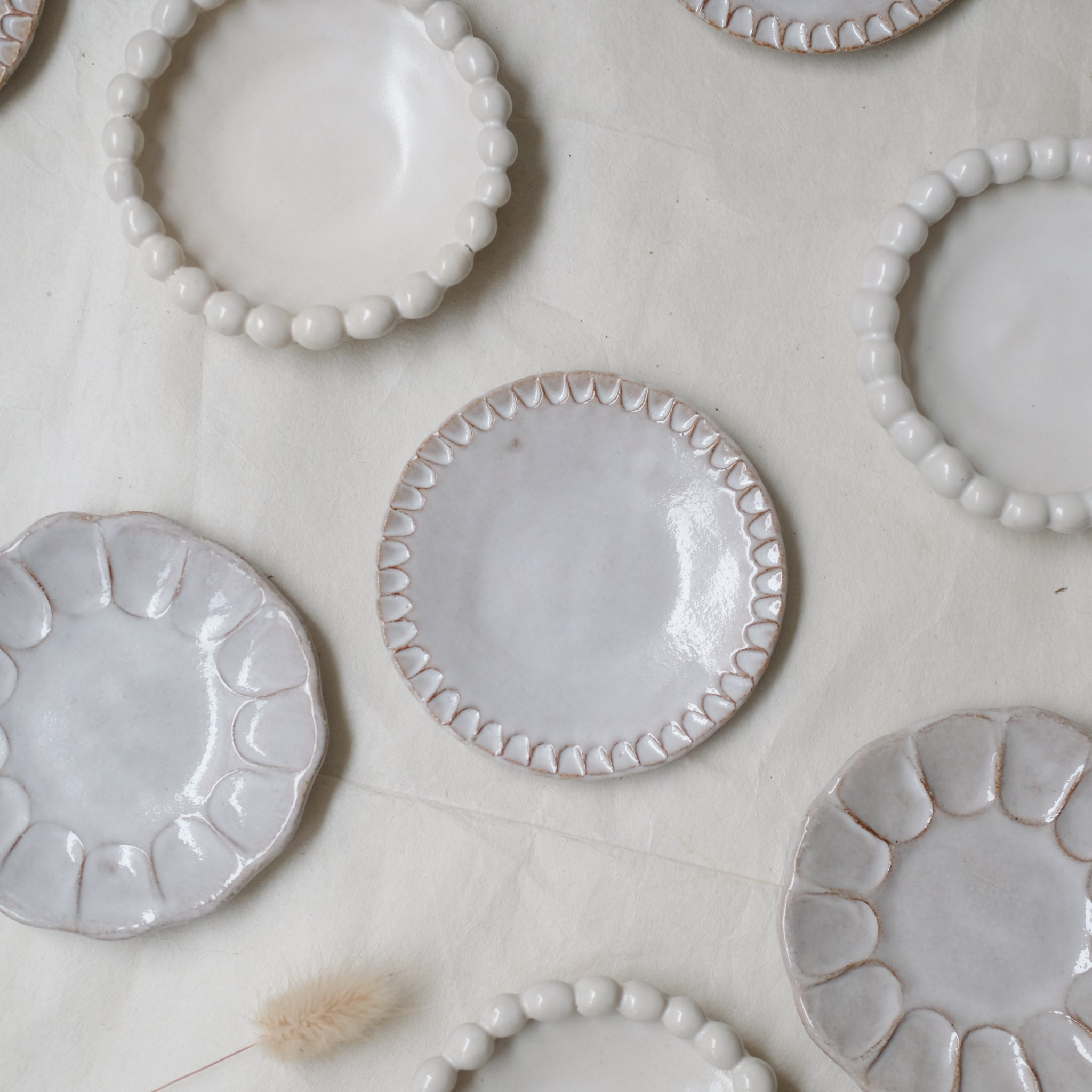 Assiette en grès roux D 9cm - gravée - Blanc gris brillant par Atelier Sôvage chez Brutal