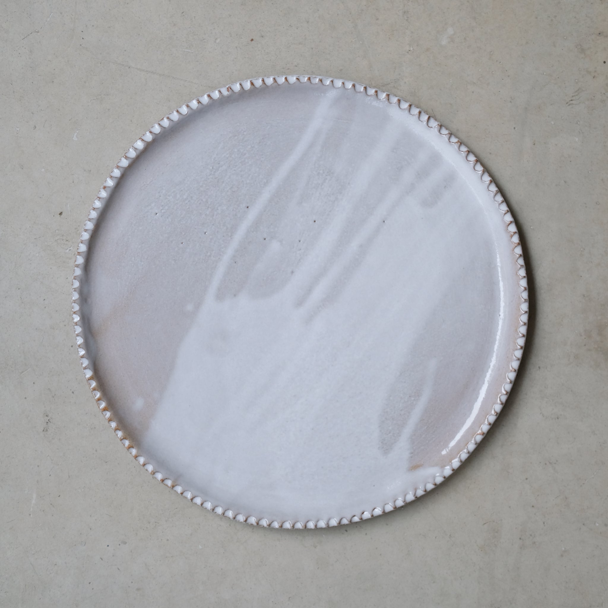 Assiette D 25cm - Blanc gris satiné par Atelier Sôvage chez Brutal Ceramics