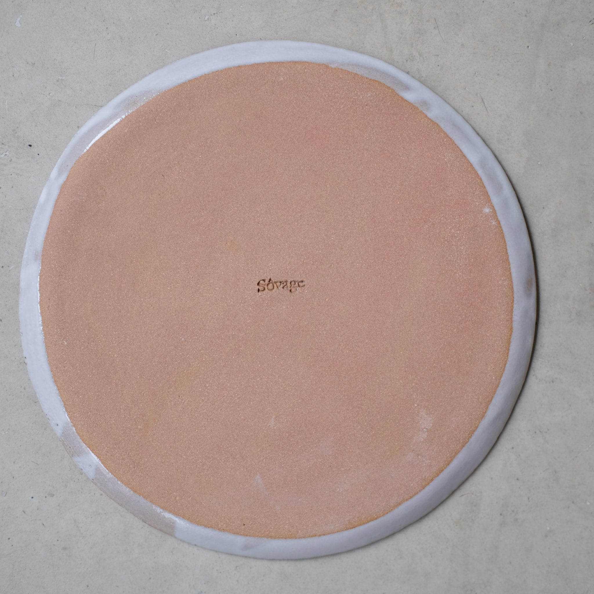 Assiette D 25cm - Blanc gris satiné par Atelier Sôvage chez Brutal Ceramics